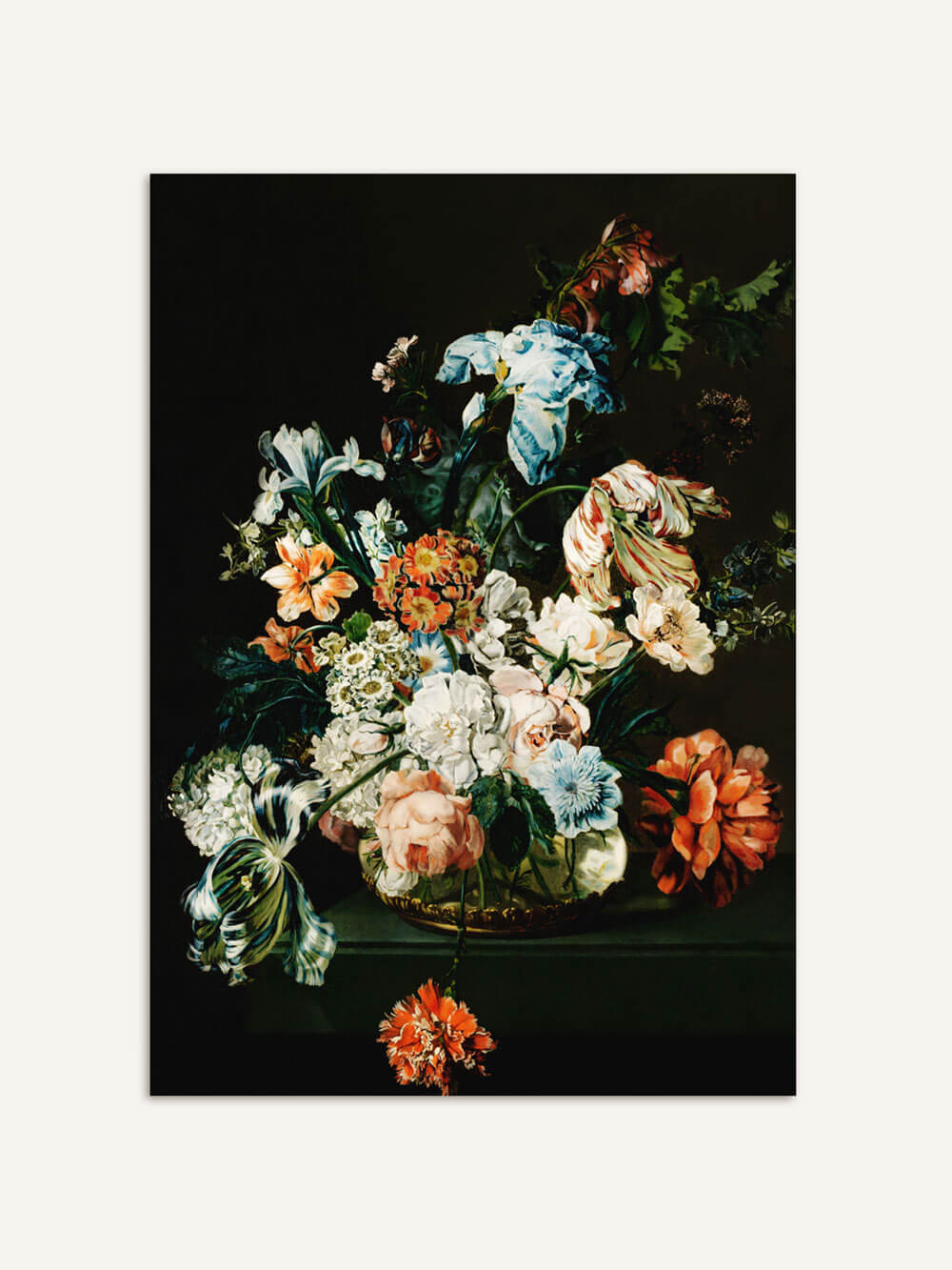 Ein prächtiges Barockstillleben Poster zeigt ein üppiges Blumenarrangement in leuchtenden Farben auf einem tiefschwarzen Hintergrund. Die Komposition umfasst verschiedene Blüten, darunter Rosen, Lilien, Tulpen und Nelken, die in kräftigen Farben wie Rot, Blau, Weiß und Orange leuchten.