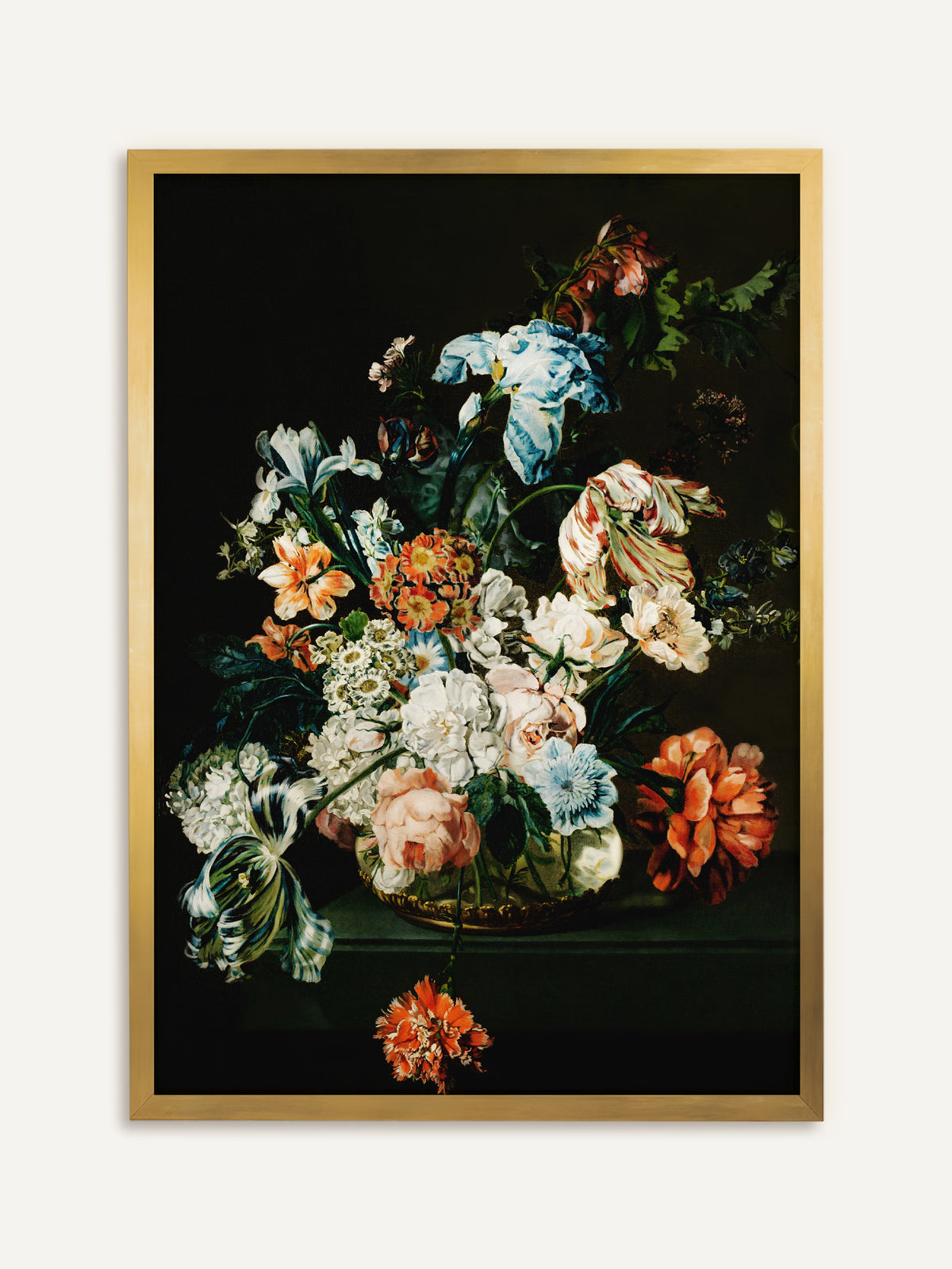 Wandbild, das einen üppigen Strauß aus Iris, geflammten Tulpen und Rosen in einer Glasschale vor fast schwarzem Grund zeigt. Im goldenen Rahmen wirkt der Strauß wie ein barockes Galeriebild. #Rahmen_Gold