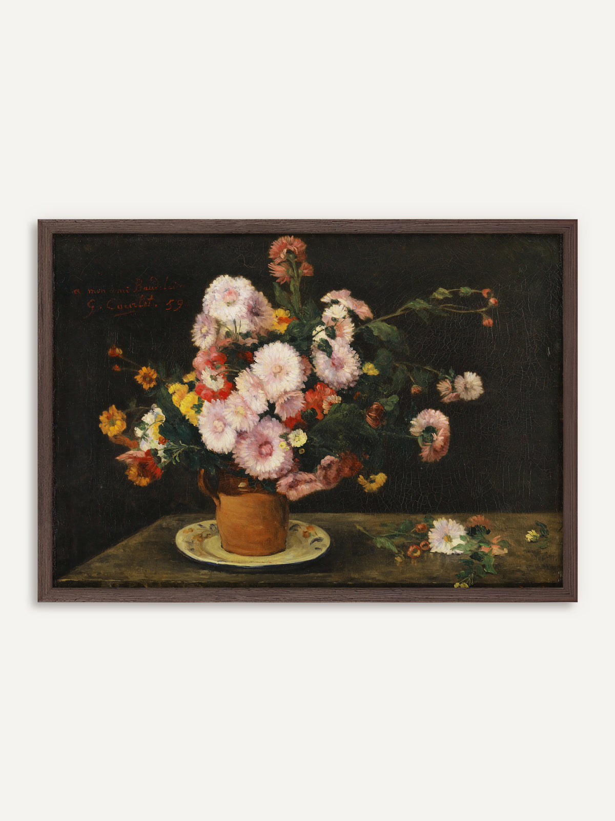 Poster, das einen Strauß rosa und weißer Astern mit roten und gelben Blüten in einem Tonkrug auf einem bemalten Teller vor fast schwarzem Hintergrund zeigt. Der Rahmen aus dunklem Holz nimmt das Braun des Tisches auf und unterstreicht die Dark-Academia-Stimmung. #Rahmen_Dunkles Holz