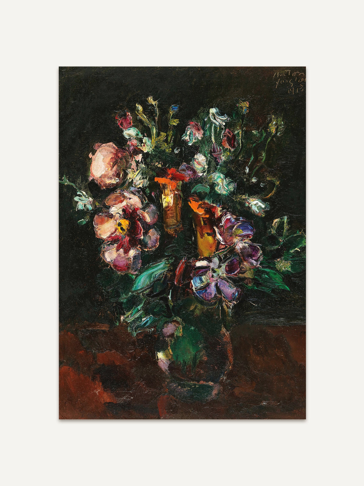 Ein impressionistisches Gemälde eines Blumenstraußes in lebendigen Farben, darunter Rot, Rosa, Violett und Grün, die in dicken, ausdrucksstarken Pinselstrichen dargestellt sind. Die Blüten sitzen in einer Glasvase auf einem dunklen Hintergrund, der die kräftigen Farben des Arrangements noch intensiver wirken lässt. Die dynamischen Pinselstriche und die Kontraste verleihen dem Kunstwerk Tiefe und Bewegung. #Rahmen_Ohne Rahmen