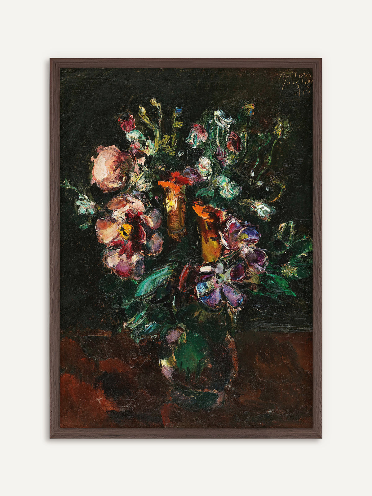 Poster, das einen üppigen Blumenstrauß in Rosa, Violett, Weiß und leuchtendem Orange in einer grünen Vase auf einem rotbraunen Tisch vor fast schwarzem Hintergrund zeigt. Der Rahmen aus dunklem Holz verstärkt die satte Dark-Academia-Stimmung des Stilllebens. #Rahmen_Dunkles Holz