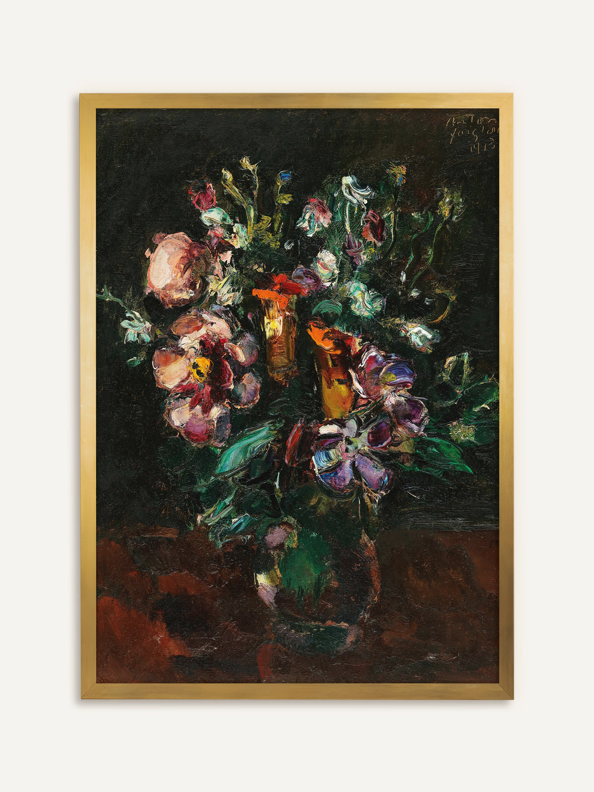 Wandbild, das einen üppigen Blumenstrauß in Rosa, Violett, Weiß und leuchtendem Orange in einer grünen Vase auf einem rotbraunen Tisch vor fast schwarzem Hintergrund zeigt. Mit goldenem Rahmen bekommt der impressionistische Strauß den Auftritt eines alten Ölgemäldes. #Rahmen_Gold