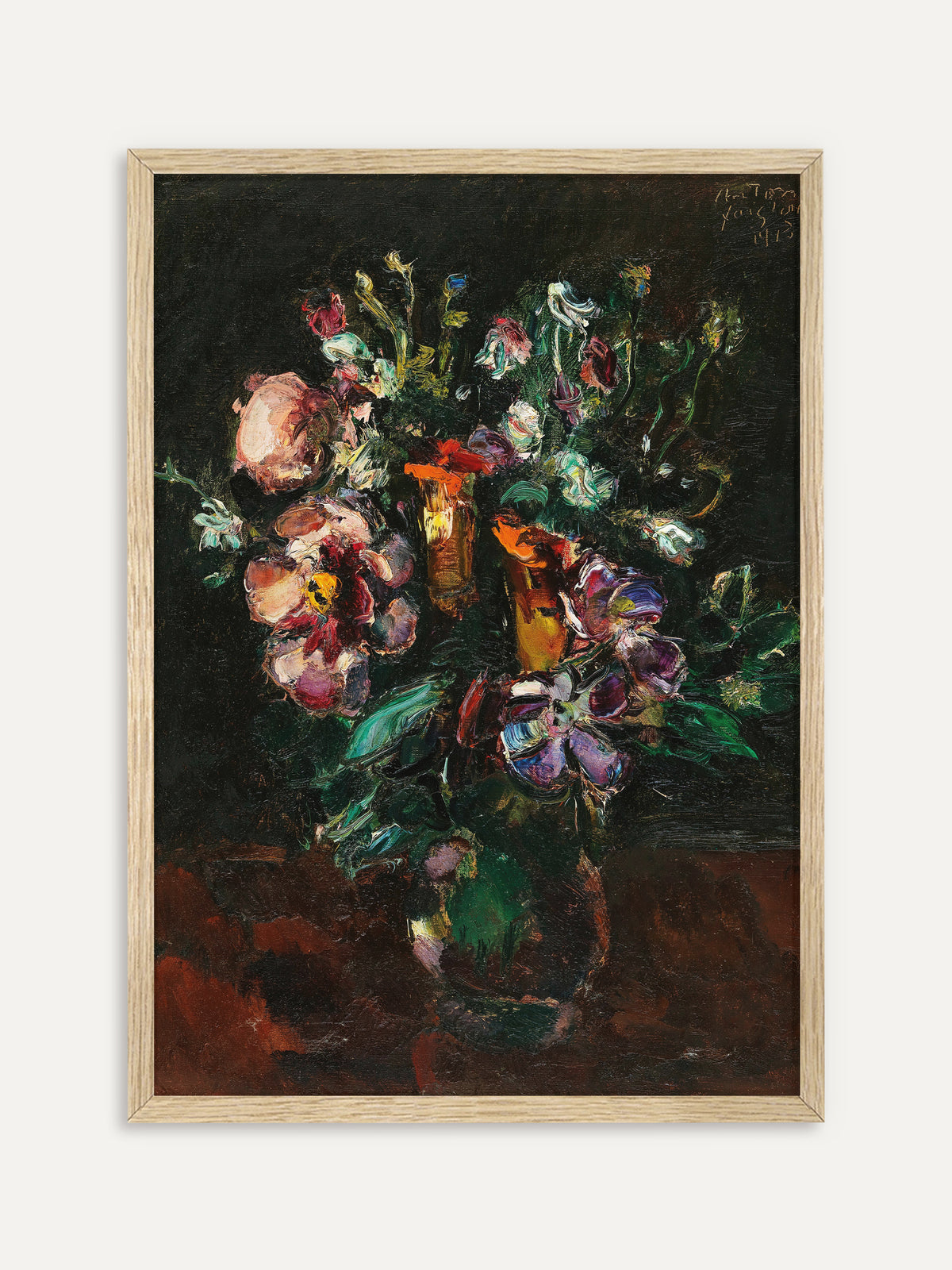 Kunstdruck, der einen üppigen Blumenstrauß in Rosa, Violett, Weiß und leuchtendem Orange in einer grünen Vase auf einem rotbraunen Tisch vor fast schwarzem Hintergrund zeigt. Im Rahmen aus hellem Holz wirkt das moody Blumenbild wärmer und leichter. #Rahmen_Helles Holz