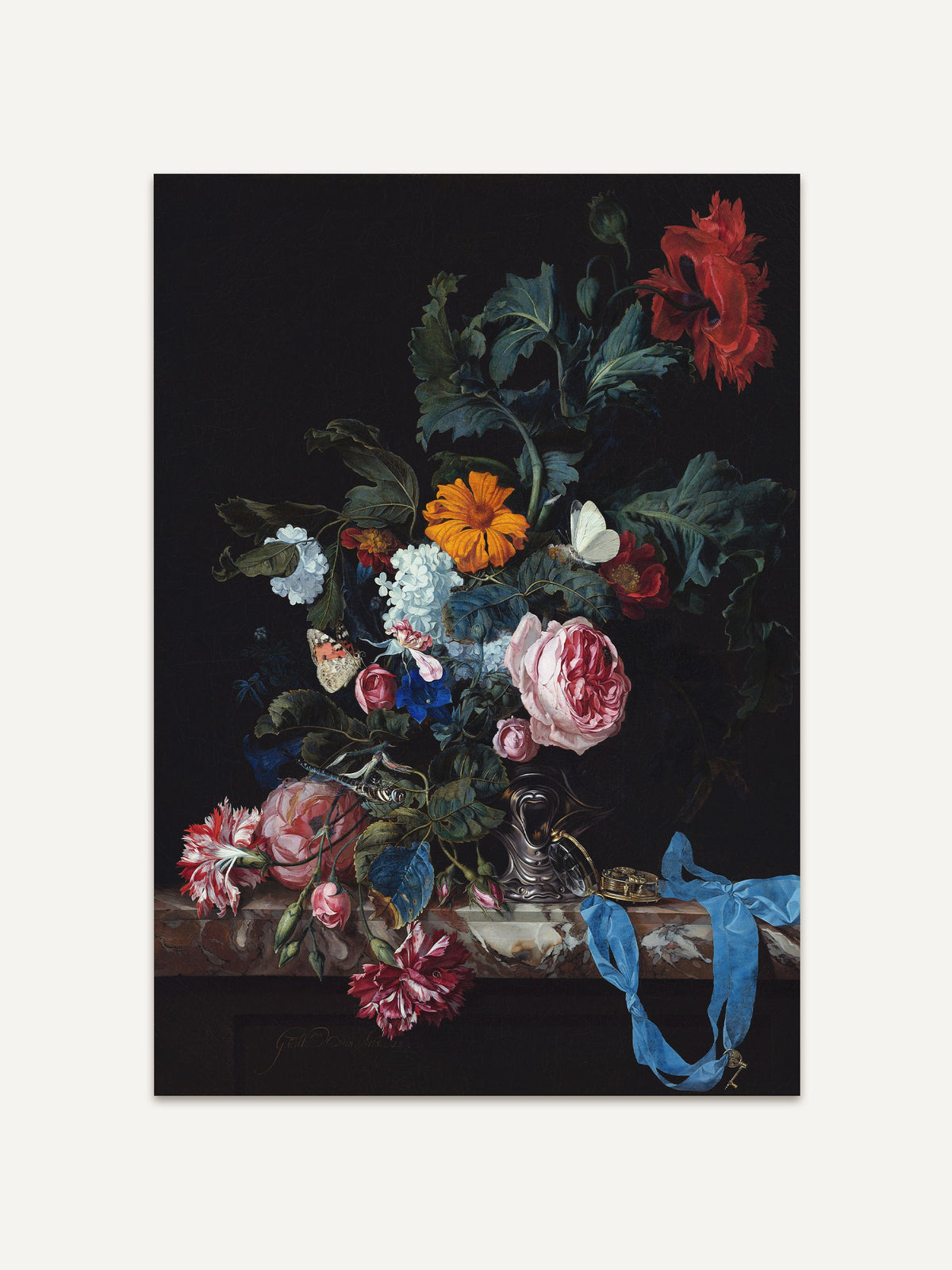 Ein barocker Blumenstillleben-Kunstdruck auf einem dunklen Hintergrund. Im Mittelpunkt des Bildes stehen detailreiche Blumen in kräftigen Farben wie Rot, Rosa, Blau und Gelb, arrangiert in einer silbernen Vase. Ein hellblaues Band liegt elegant auf der Oberfläche, während eine antike Uhr neben der Vase steht. Die lebendigen Blüten und das tiefdunkle Umfeld verleihen dem Kunstwerk einen dramatischen und edlen Charakter. #Rahmen_Ohne Rahmen