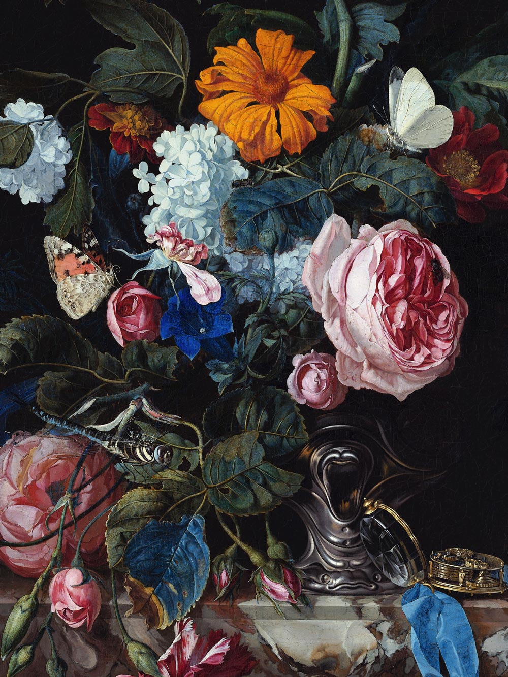 Detailansicht eines barocken Blumenstilllebens mit einer Vielzahl lebendiger Blüten in intensiven Farben, darunter leuchtend orangefarbene, rote und rosafarbene Blumen. Eine weiße Blüte wird von einem Schmetterling angesteuert, während eine silberne Vase die Blumen hält. Ein blaues Band und eine antike Uhr liegen auf einer Marmorplatte.