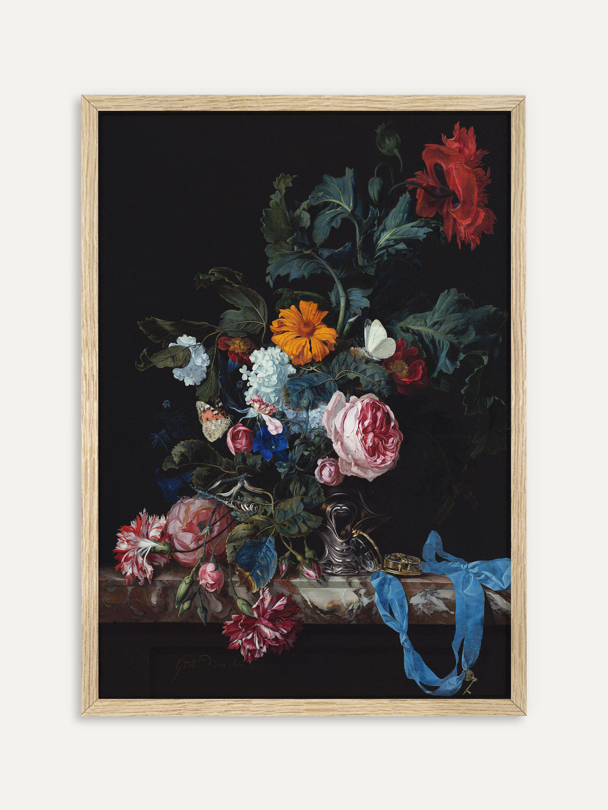 Kunstdruck, der Rosen, roten Mohn, gestreifte Nelken und weißen Schneeball in einer silbernen Vase auf einer Marmorplatte vor schwarzem Hintergrund zeigt, daneben eine Taschenuhr an einem blauen Band. Im Rahmen aus hellem Holz wirkt das barocke Stillleben frischer und moderner. #Rahmen_Helles Holz