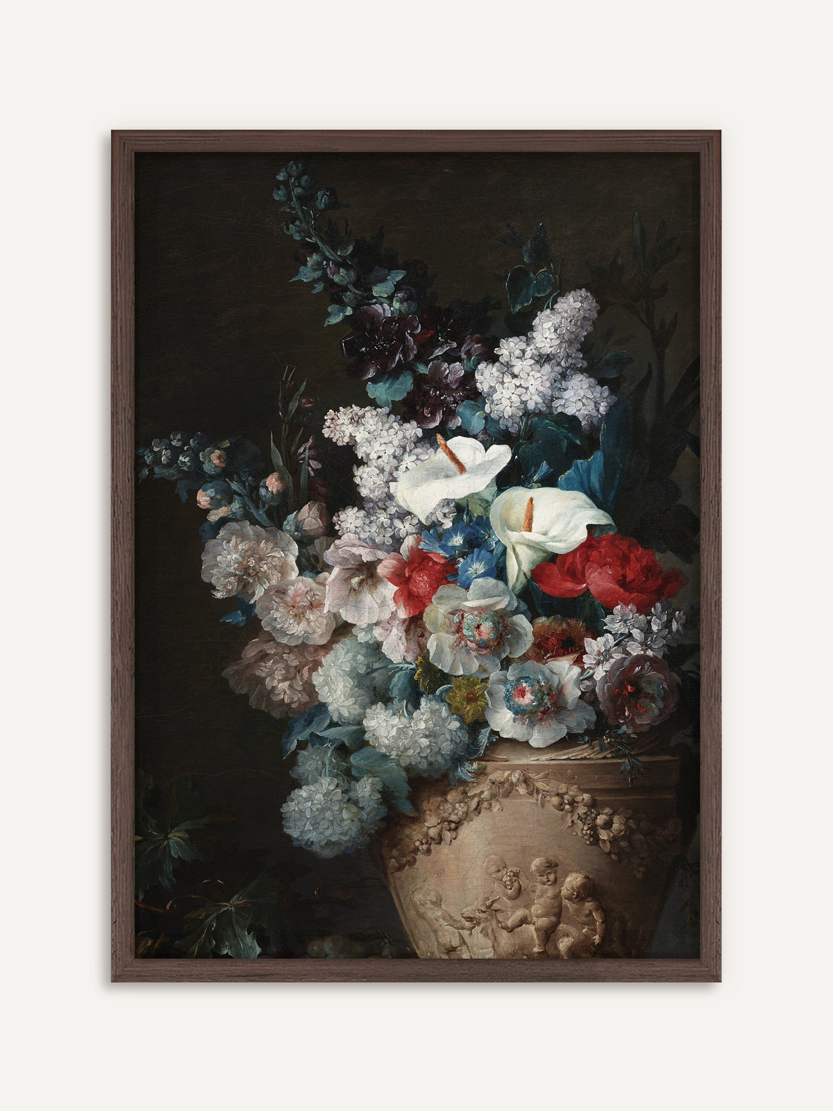 Poster, das weiße Callas, rote Pfingstrosen, Flieder, Stockrosen und blassblauen Schneeball in einer steinernen Vase mit Putten-Relief vor dunklem Hintergrund zeigt. Der Rahmen aus dunklem Holz betont die moody Farben und die gedeckten Grüntöne. #Rahmen_Dunkles Holz