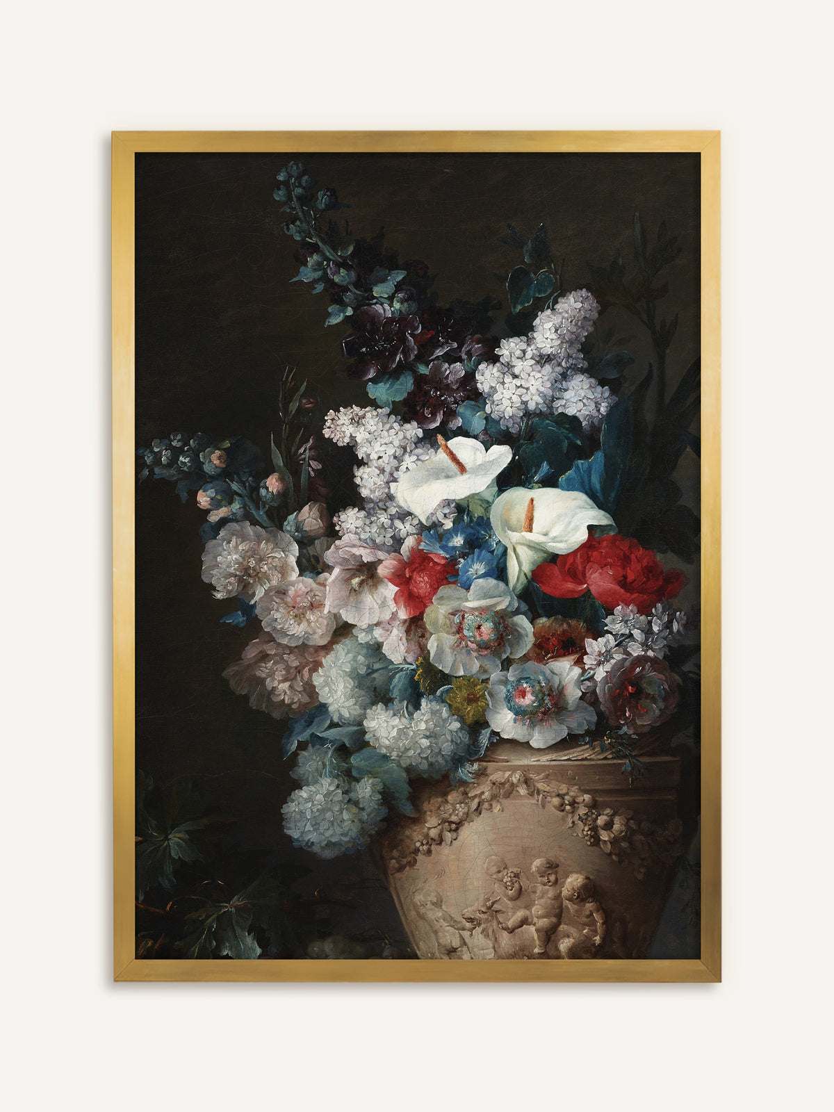 Wandbild, das weiße Callas, rote Pfingstrosen, Flieder, Stockrosen und blassblauen Schneeball in einer steinernen Vase mit Putten-Relief vor dunklem Hintergrund zeigt. Im goldenen Rahmen passt das Bild zur verzierten Vase und wirkt wie ein antikes Gemälde. #Rahmen_Gold