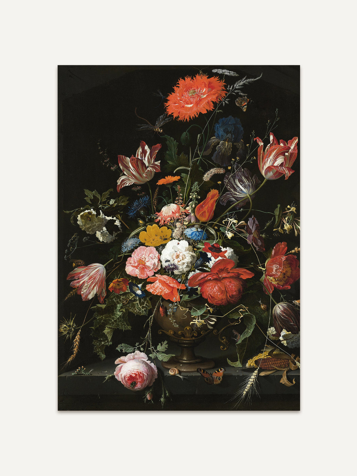 Barockes Stillleben Wandbild eines üppigen Blumenarrangements in kräftigen Farben auf schwarzem Hintergrund. Verschiedene Blüten in Rot, Orange, Weiß und Blau, kombiniert mit filigranen Blättern, füllen die Szene. In der Vase befinden sich prächtige Tulpen, Pfingstrosen und Mohnblumen, die von Insekten wie Schmetterlingen umgeben sind. #Rahmen_Ohne Rahmen