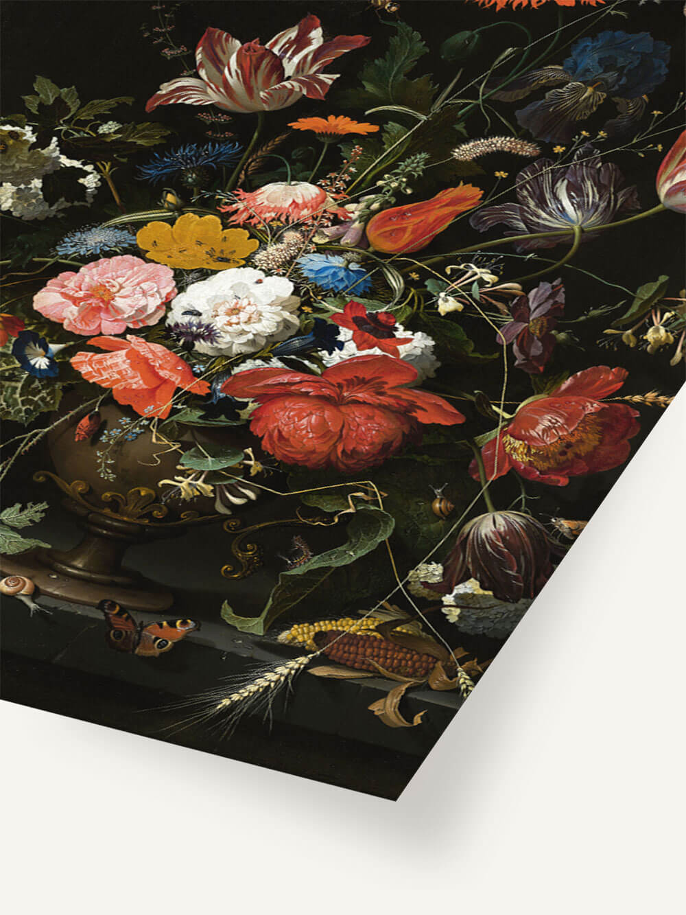 Detailansicht eines barocken Blumenstillleben Posters mit verschiedenen leuchtenden Blüten in Rot, Pink, Gelb, Blau und Weiß. Die Blüten sind dicht angeordnet in einer kunstvollen, messingfarbenen Vase. Im unteren Teil des Bildes sind auch ein Schmetterling, eine Ähre und eine Schnecke zu sehen, was der Komposition eine zusätzliche natürliche Note verleiht.