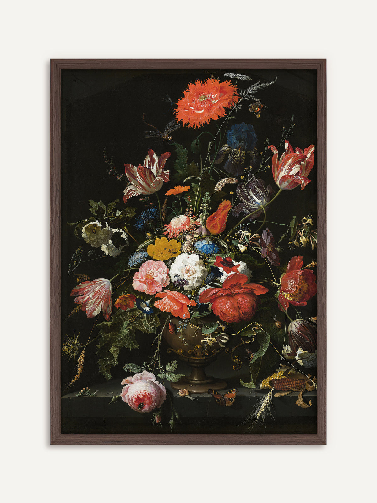 Poster, das roten Mohn, gestreifte Tulpen, blaue Iris, Rosen und Pfingstrosen in einer Bronzevase auf einem Steinsims vor dunklem Hintergrund zeigt, davor ein Schmetterling und eine Schnecke. Der Rahmen aus dunklem Holz unterstreicht die moody Tiefe des Bildes. #Rahmen_Dunkles Holz