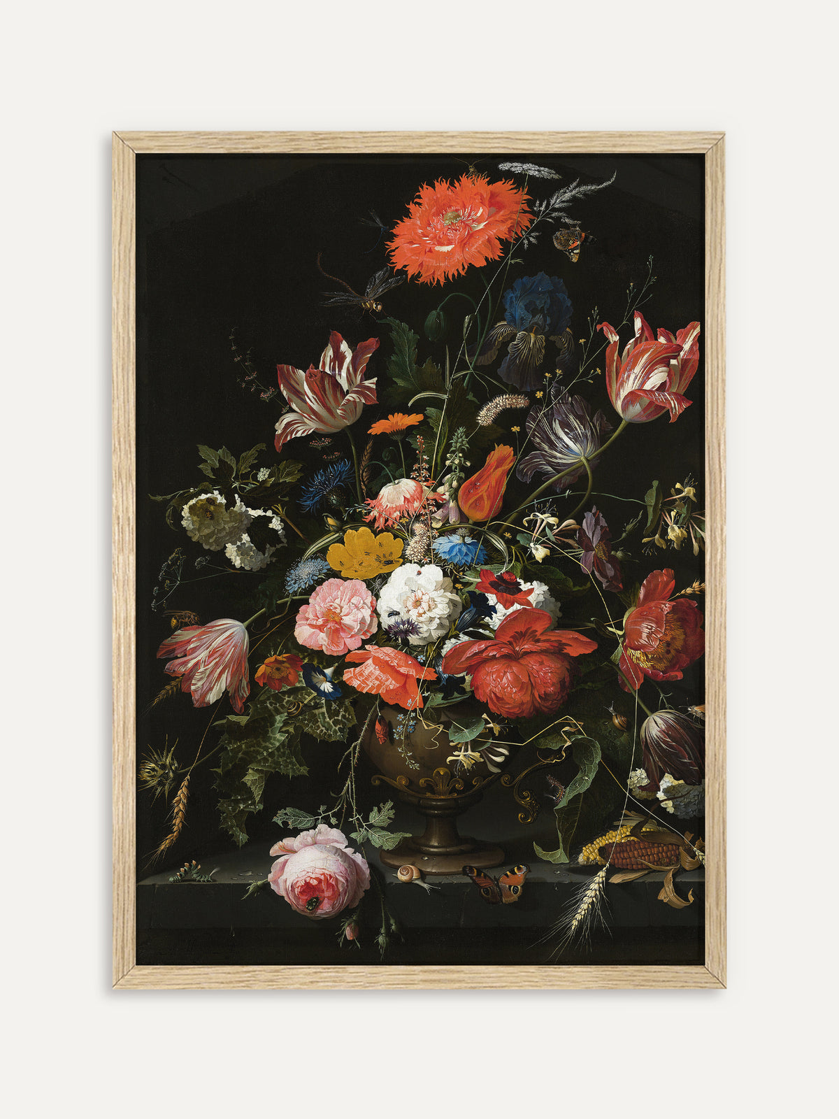 Kunstdruck, der roten Mohn, gestreifte Tulpen, blaue Iris, Rosen und Pfingstrosen in einer Bronzevase auf einem Steinsims vor dunklem Hintergrund zeigt, davor ein Schmetterling und eine Schnecke. Im Rahmen aus hellem Holz wirkt das barocke Blumenstillleben leichter und moderner. #Rahmen_Helles Holz