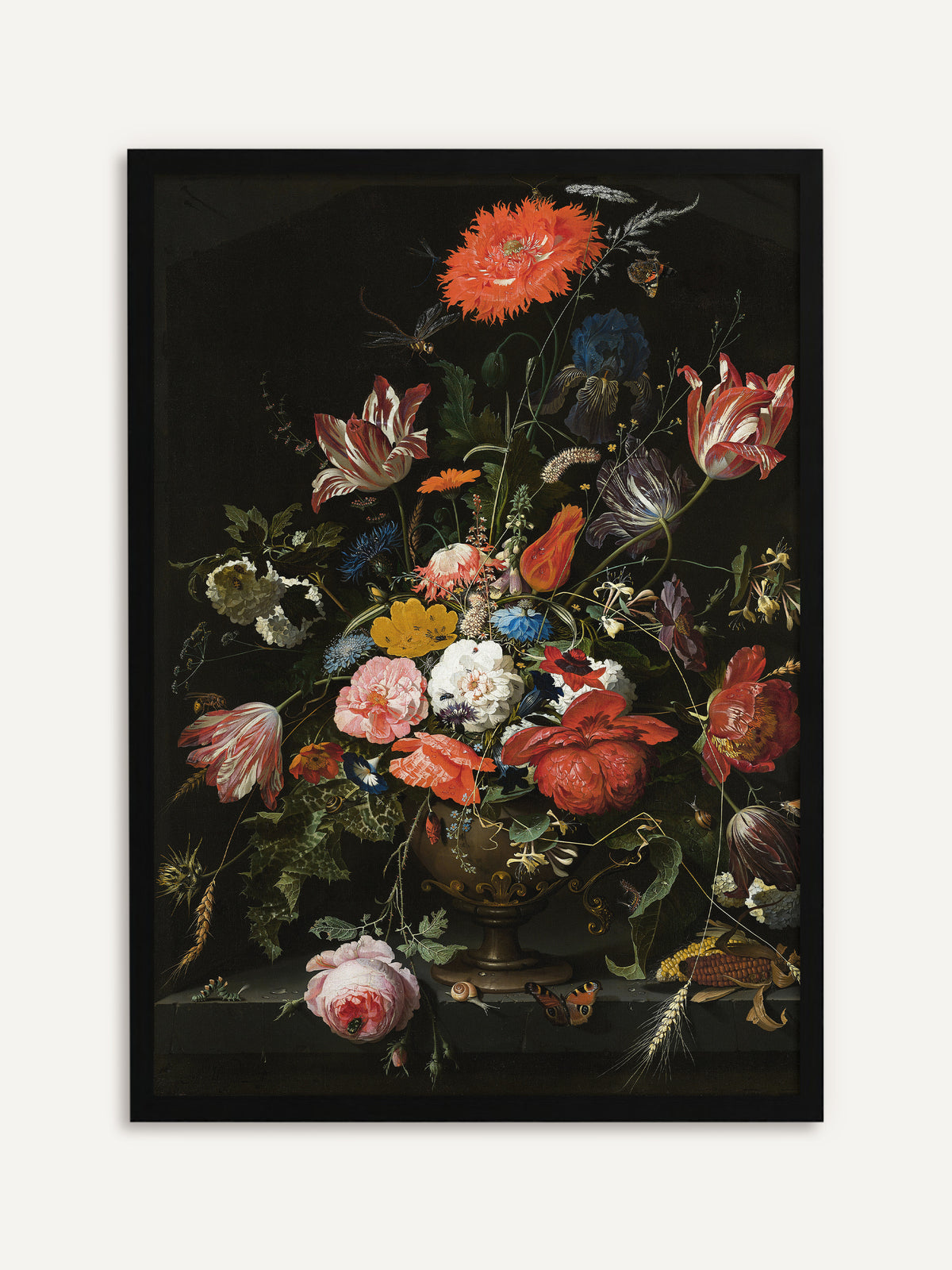 Gerahmtes Poster, das roten Mohn, gestreifte Tulpen, blaue Iris, Rosen und Pfingstrosen in einer Bronzevase auf einem Steinsims vor dunklem Hintergrund zeigt, davor ein Schmetterling und eine Schnecke. Mit schwarzem Rahmen treten die leuchtenden Blüten klar aus dem dunklen Vintage-Motiv hervor. #Rahmen_Schwarz