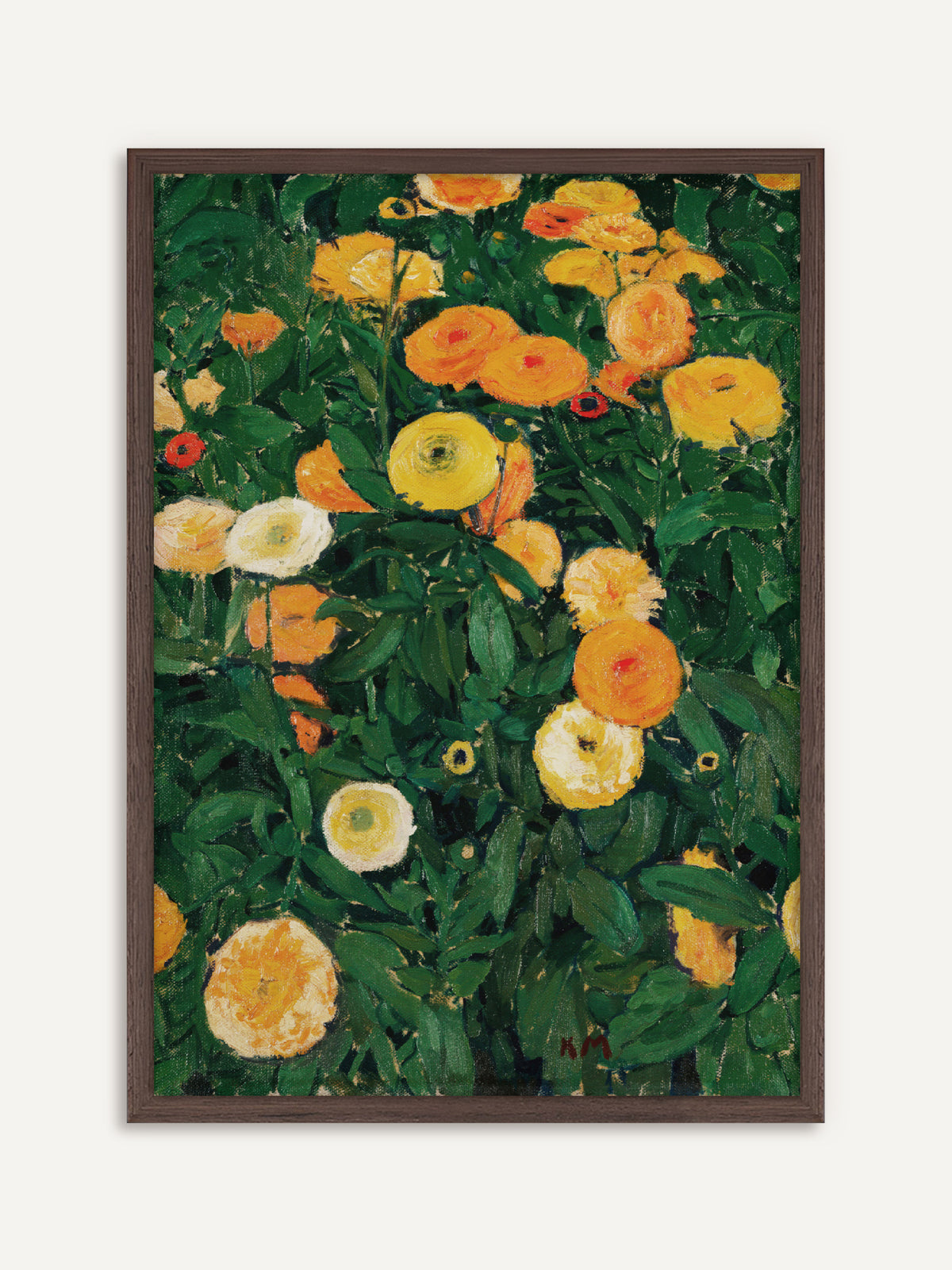 Poster, das ein dichtes Beet aus orangen, gelben und cremeweißen Ringelblumen zwischen tiefgrünen Blättern im Hochformat zeigt, dazwischen kleine rote Knospen. Der Rahmen aus dunklem Holz lässt das satte Grün ruhiger wirken und passt zu Vintage-Möbeln aus Teak. #Rahmen_Dunkles Holz