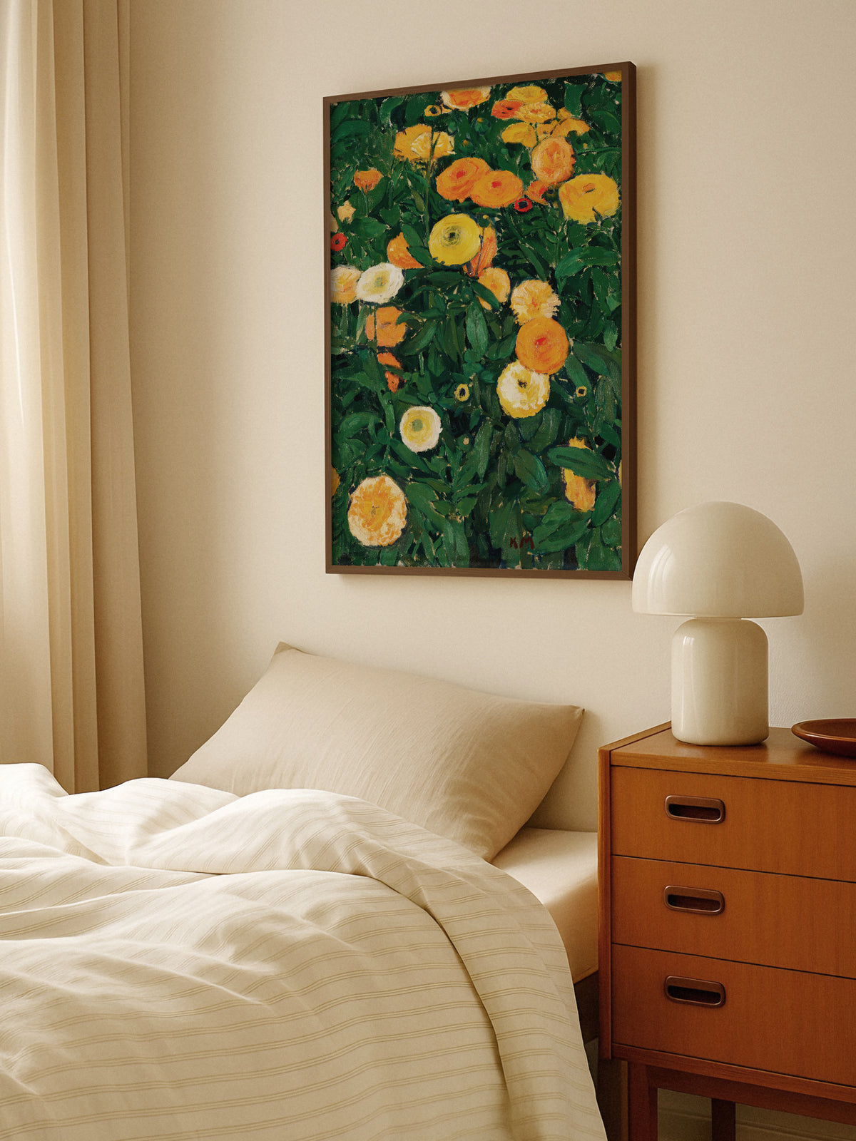 Ringelblumen Poster im dunklen Holzrahmen über einem Bett mit cremefarbener Leinenbettwäsche, daneben eine Kommode aus Teak mit weißer Pilzlampe. Das kräftige Grün und Orange bringt Farbe in das ruhige Schlafzimmer in Creme- und Holztönen.