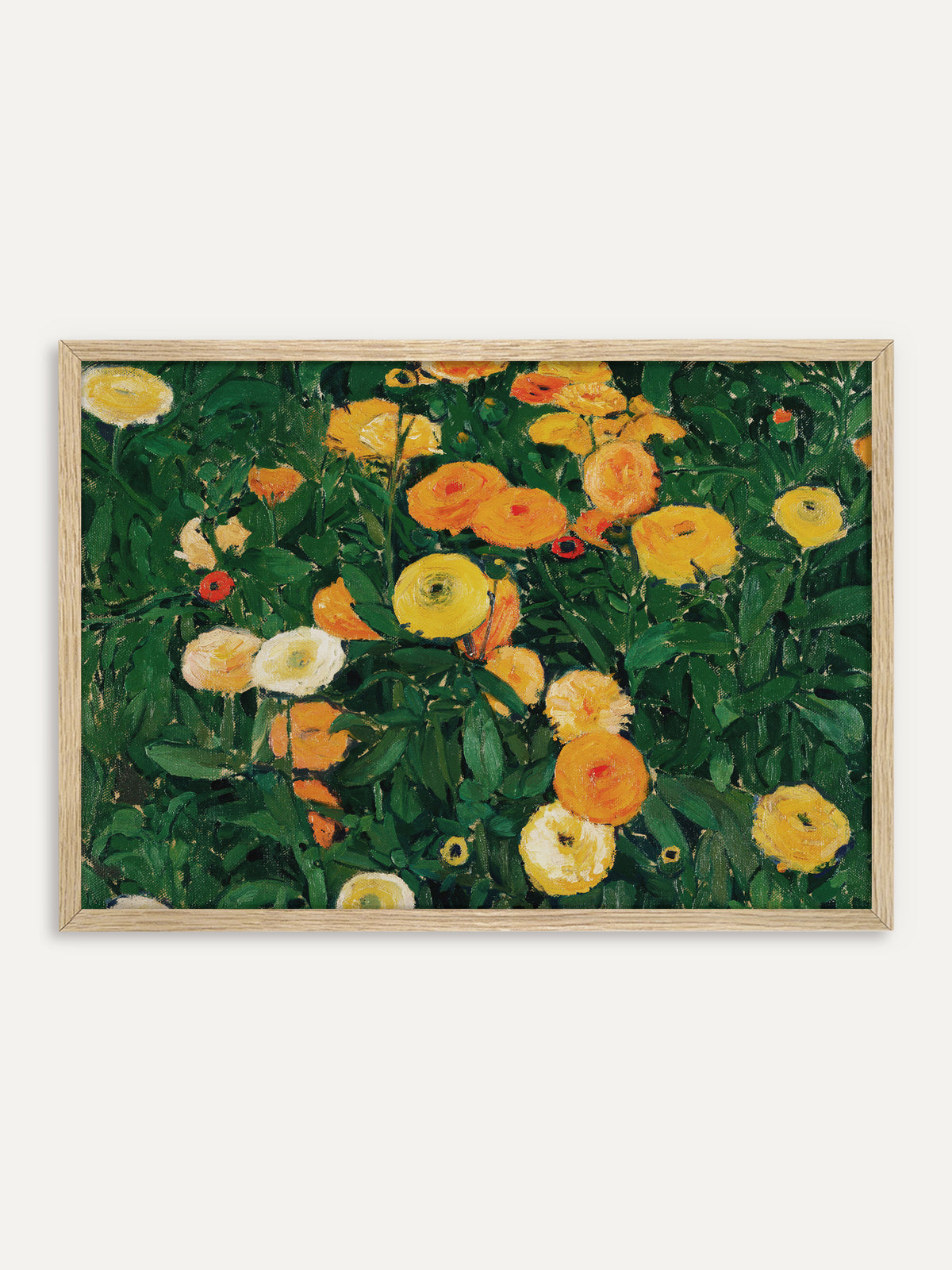 Kunstdruck, der ein dichtes Beet aus orangen, gelben und cremeweißen Ringelblumen zwischen tiefgrünen Blättern zeigt. Im Rahmen aus hellem Holz wirkt das Blumenbild frisch und passt zu einer Einrichtung im Cottagecore-Stil. #Rahmen_Helles Holz