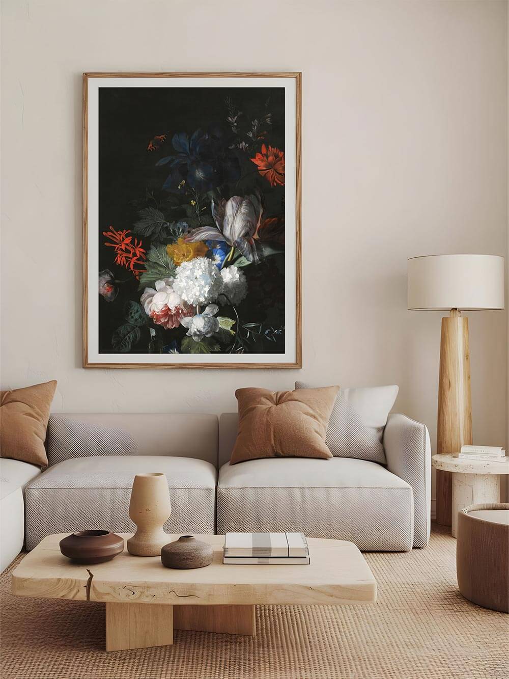 Großformatiger Blumen Kunstdruck in Barockstil hängt über einem Sofa im modernen Wohnzimmer. Die florale Illustration setzt einen eleganten, kunstvollen Akzent.