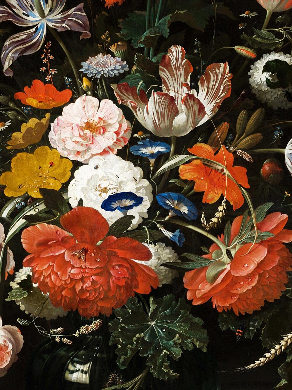 Nahaufnahme eines barocken Blumen-Kunstdrucks mit roten, weißen und gestreiften Blüten. Feine Details und Wassertropfen auf den Blättern sind klar erkennbar.