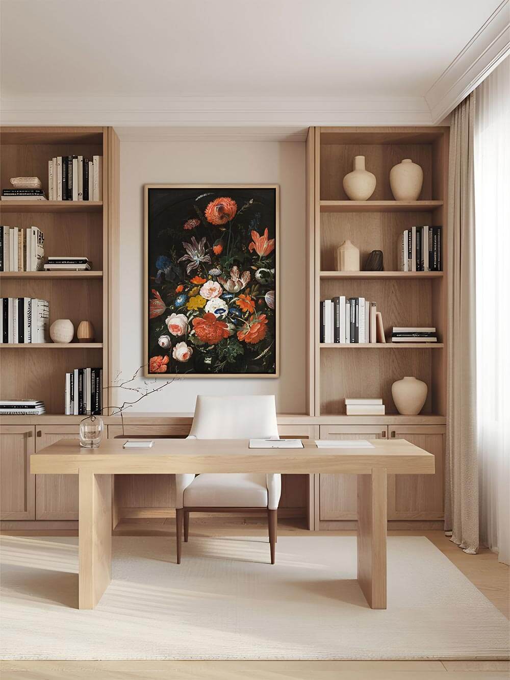 Der florale Barock-Kunstdruck hängt gerahmt in einem modernen Arbeitszimmer. Die üppige Blumenillustration bringt Wärme und zeitlose Eleganz in den Raum.