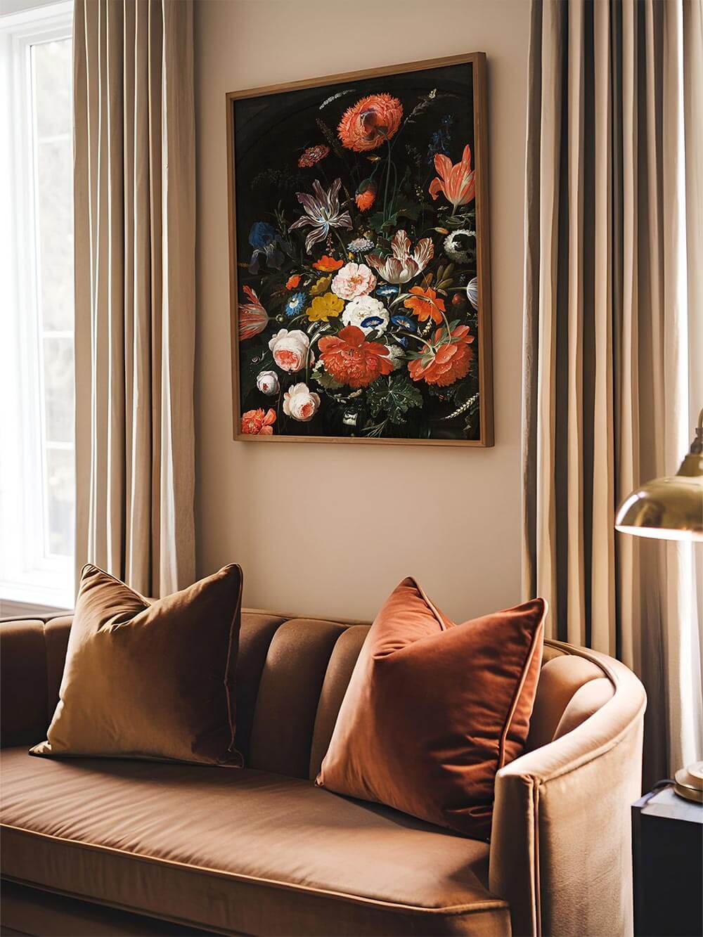 Das barocke Blumen Stillleben hängt über einem Sofa mit warmen Farbtönen. Der florale Kunstdruck verleiht dem Raum eine ruhige, kunstvolle Atmosphäre.