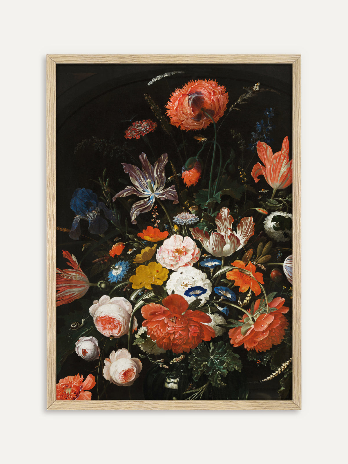 Kunstdruck, der einen dichten Strauß aus rotem Mohn, gestreiften Tulpen, Rosen, blauer Iris und Winden vor dunklem Hintergrund zeigt, dazwischen eine Schnecke und kleine Insekten. Im Rahmen aus hellem Holz wirkt die barocke Blütenfülle frisch und hell. #Rahmen_Helles Holz