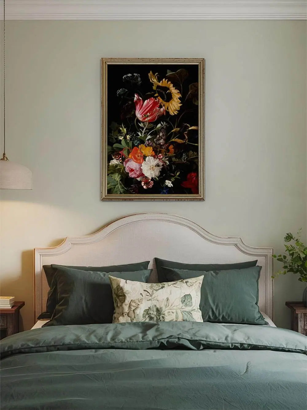 Barocker Blumen Kunstdruck mit Sonnenblume und roter Tulpe hängt gerahmt über einem grünen Bett. Das Vintage Wandbild bringt eine elegante, ruhige Stimmung ins Schlafzimmer.