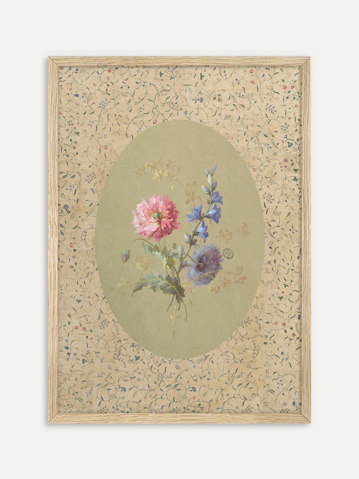 Kunstdruck, der einen kleinen Strauß aus rosa Mohn, blauen Glockenblumen und einer violetten Blüte in einem olivgrünen Oval zeigt, umgeben von einem beigen Rand mit feinem Rankenmuster. Im Rahmen aus hellem Holz wirkt das Vintage-Blumenbild leicht und passt zu einer Einrichtung im Cottagecore Stil. #Rahmen_Helles Holz