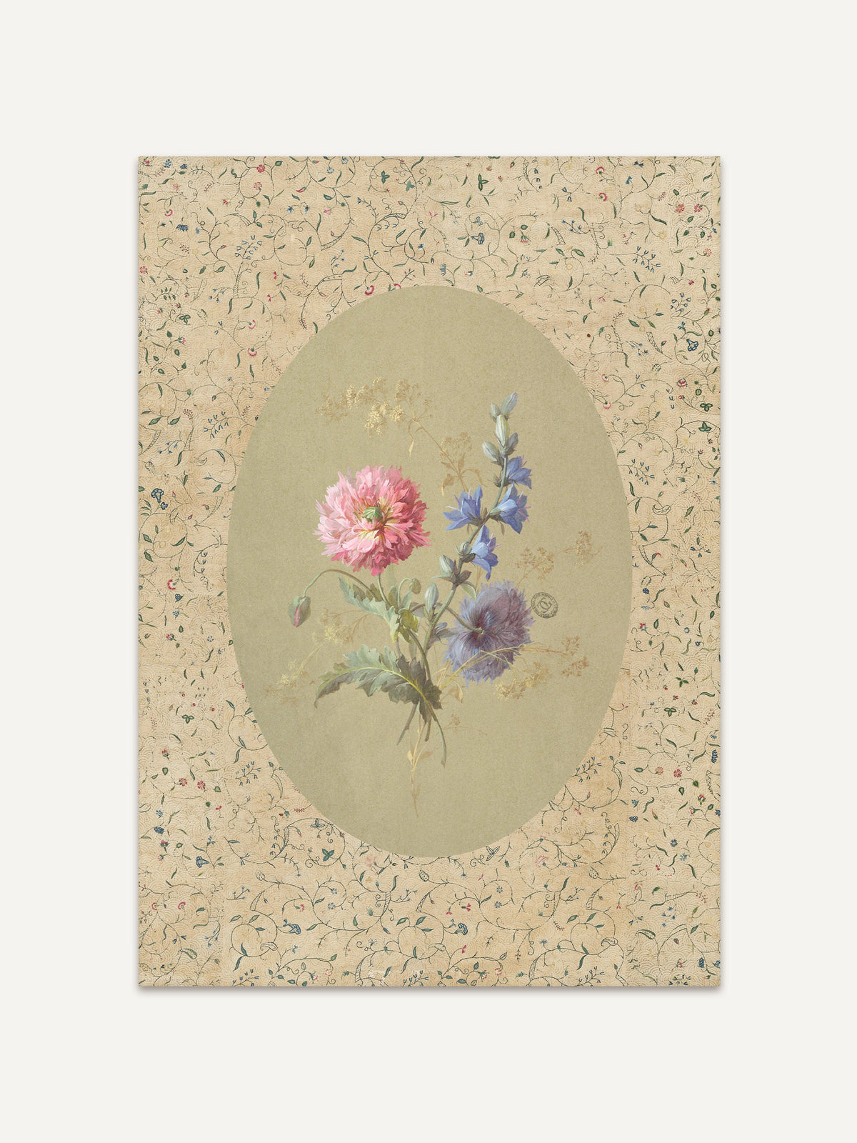 Feiner Vintage-Blumen-Kunstdruck mit rosa, blauen und violetten Blüten auf beigefarbenem Hintergrund mit zartem Rankenmuster, ideal als botanische Wanddekoration im Landhausstil. #Rahmen_Ohne Rahmen
