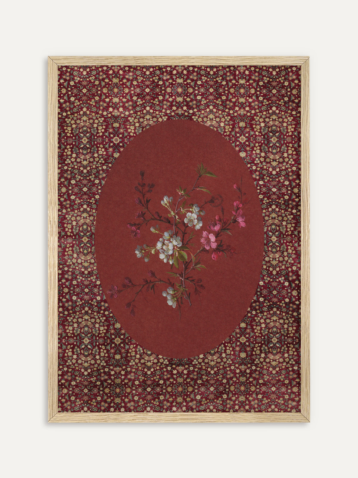 Kunstdruck, der einen Blütenzweig mit weißen und pinken Blüten in einem karminroten Oval zeigt, eingefasst von einem dichten Blumenmuster in Weinrot und Gold. Im Rahmen aus hellem Holz wirkt das kräftige Rot frischer und leichter. #Rahmen_Helles Holz