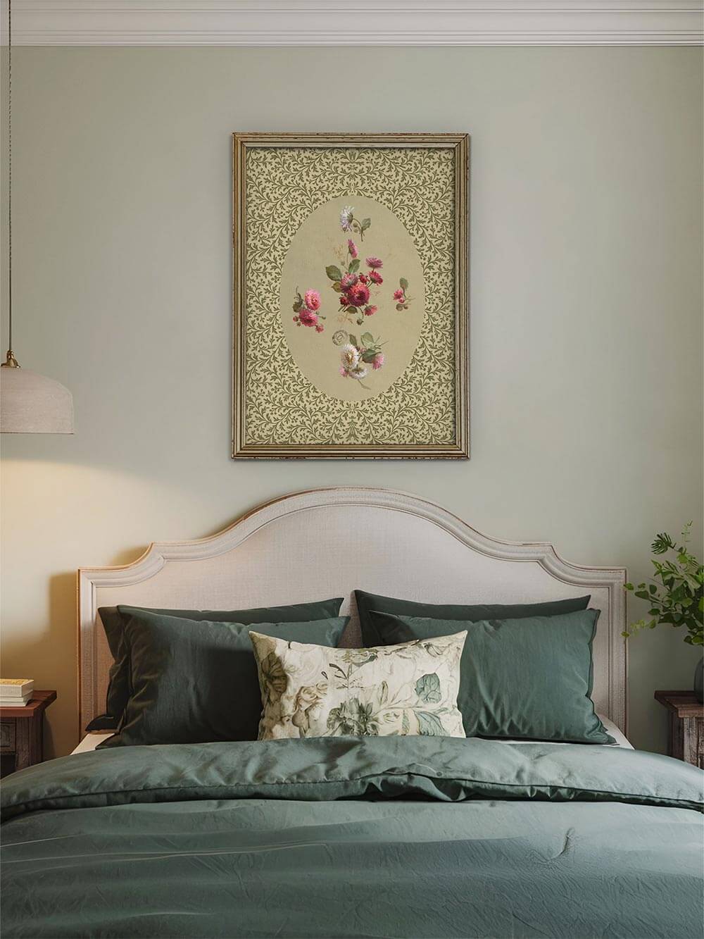 Der botanische Kunstdruck mit Rosenmotiv schmückt die Wand über einem grünen Bett. Das Vintage-Wandbild bringt romantische Ruhe ins Schlafzimmer.
