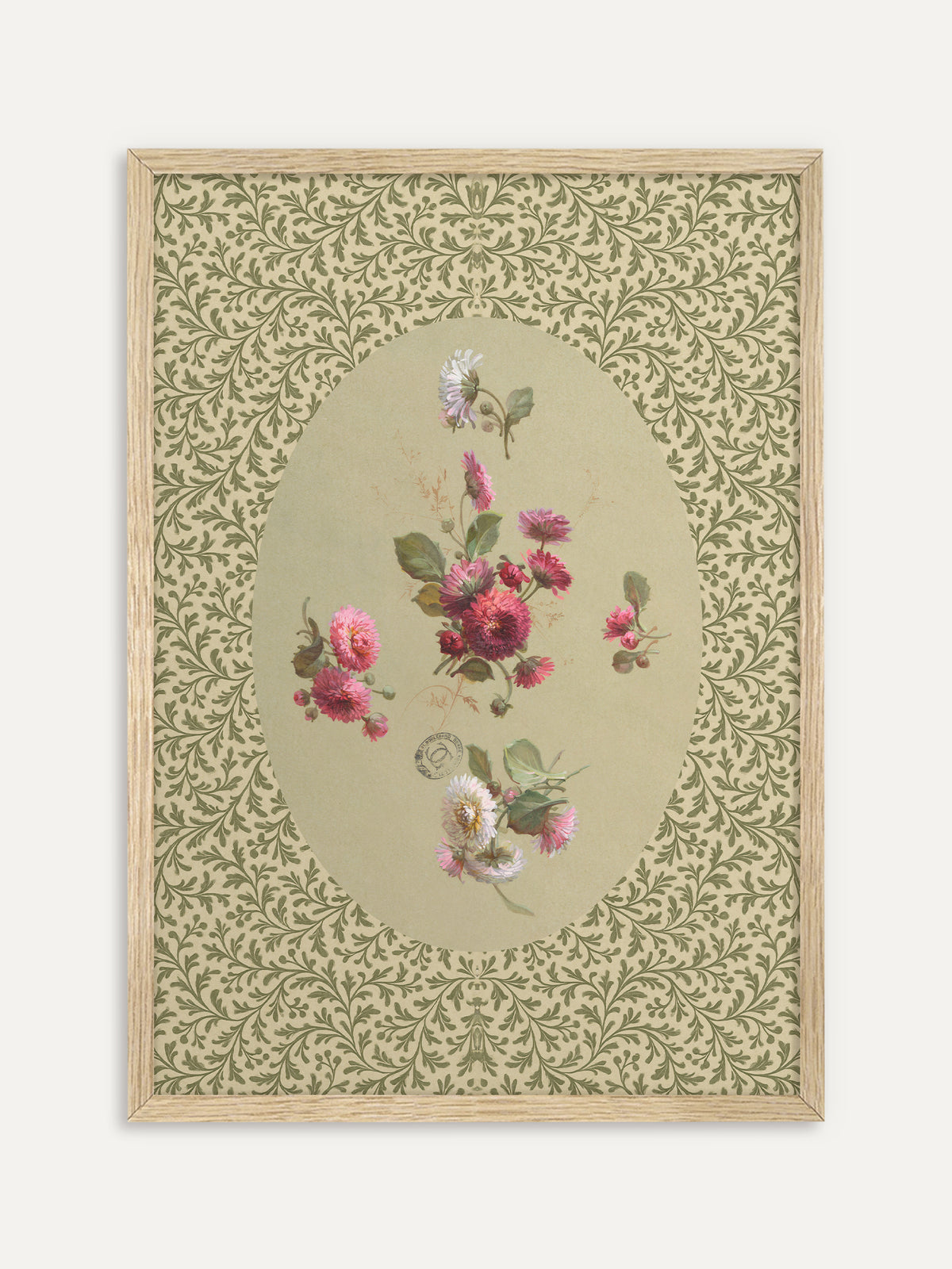 Kunstdruck, der gefüllte Gänseblümchen in Pink und Weiß mit Knospen und Blättern in einem salbeigrünen Oval zeigt, umrahmt von einem Rand mit olivgrünem Blattrankenmuster. Im Rahmen aus hellem Holz passt das Blumenbild zu einer ruhigen Einrichtung im Cottagecore Stil. #Rahmen_Helles Holz