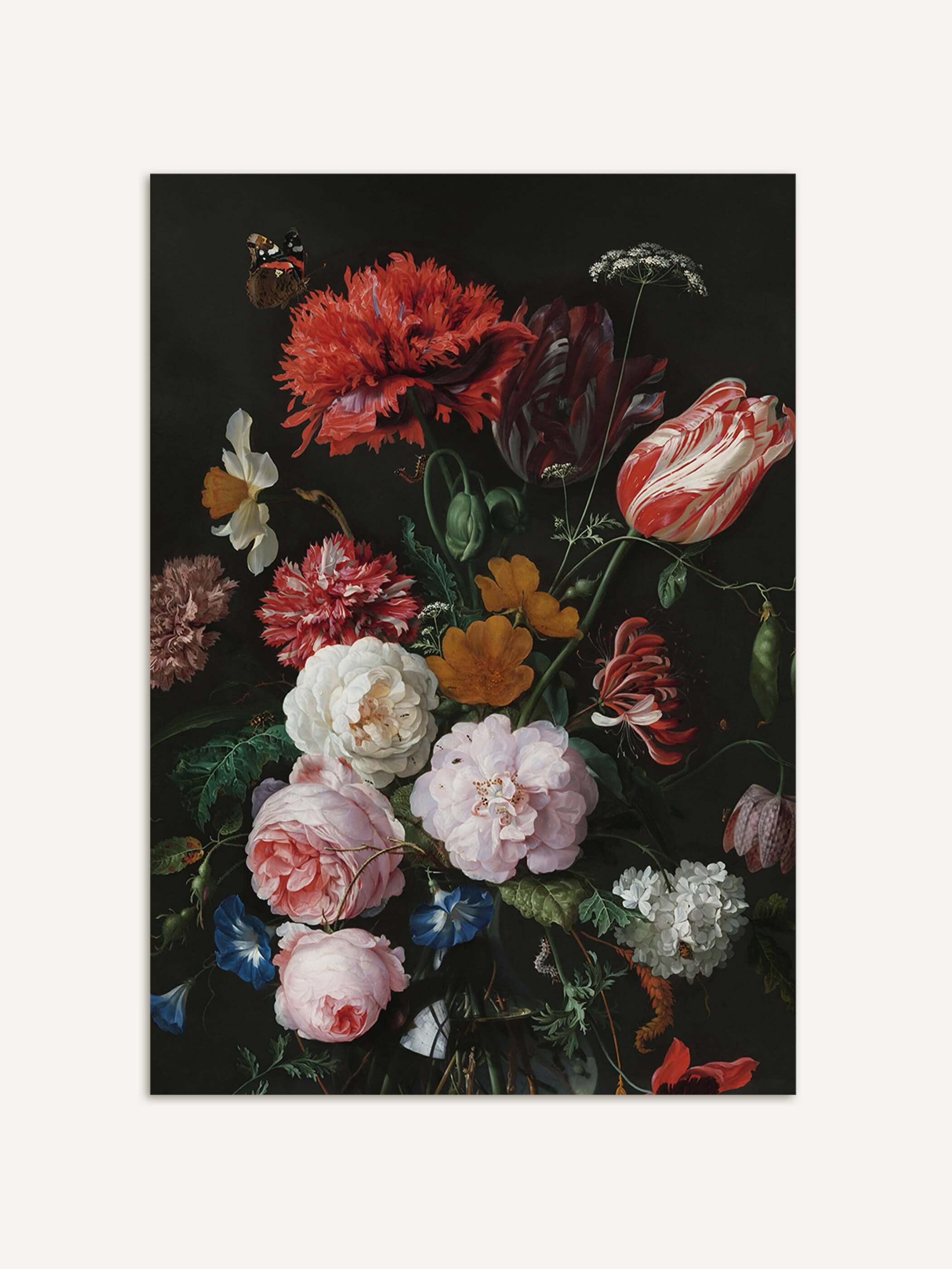 Barockes Blumenstillleben mit rotem Mohn, gestreiften Tulpen, weißen und rosa Rosen in einer Glasvase vor tiefschwarzem Hintergrund. Der Kunstdruck zeigt die dichte, farbintensive Komposition mit einem Schmetterling auf der Mohnblüte.