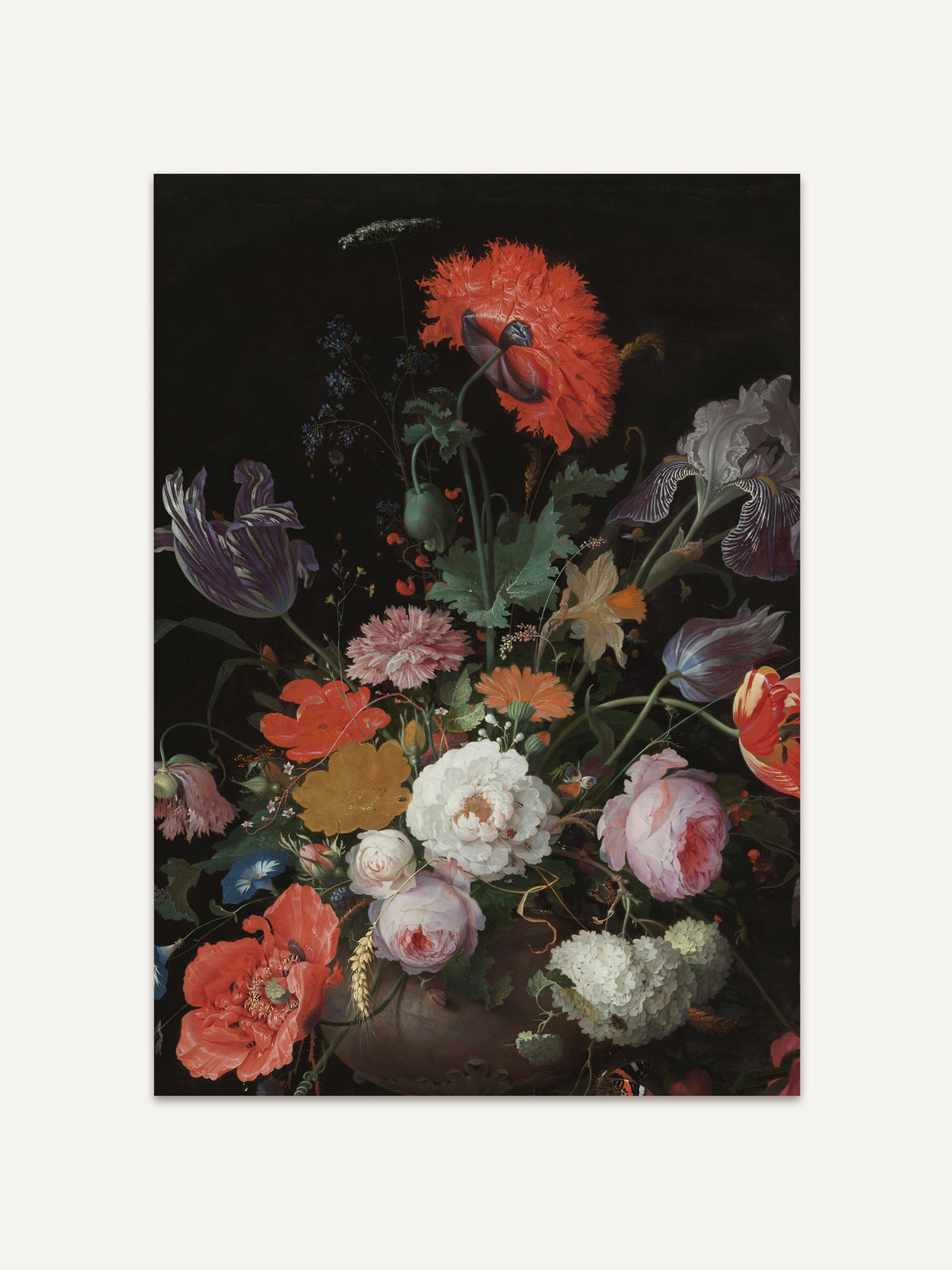 Kunstdruck eines barocken Blumenstilllebens mit großer roter Mohnblüte, violett gestreiften Tulpen, Iris, weißen und rosa Rosen und weißem Schneeball vor schwarzem Hintergrund. Zwischen den Blüten verstecken sich kleine Insekten. #Rahmen_Ohne Rahmen