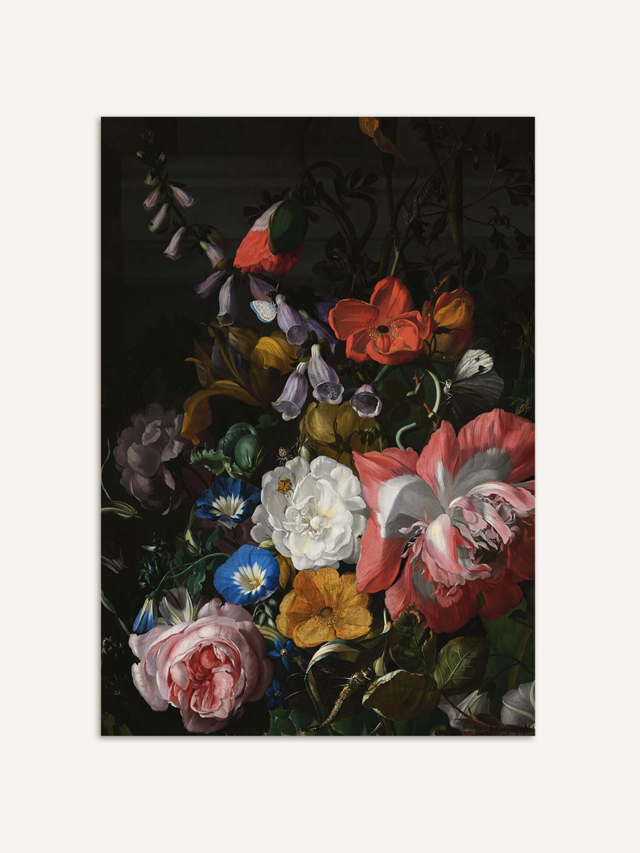 Barockes Blumenstillleben mit Rosen, orangefarbenem Mohn, blauer Prunkwinde und violettem Fingerhut vor tiefschwarzem Hintergrund. Der Kunstdruck zeigt die dichte, farbintensive Komposition mit Schmetterling und Libelle.