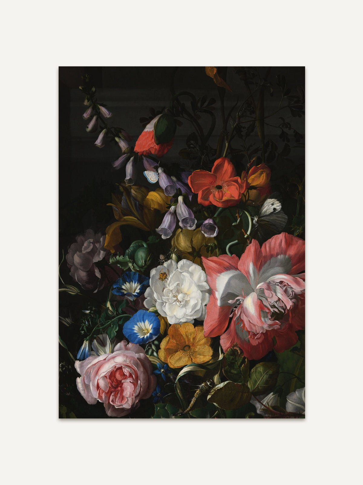 Kunstdruck eines barocken Blumenstilllebens mit rosa und weißen Rosen, rotem Mohn, blauen Prunkwinden und violettem Fingerhut vor dunklem Hintergrund. Eine Libelle und zwei Schmetterlinge sitzen zwischen den Blüten. #Rahmen_Ohne Rahmen