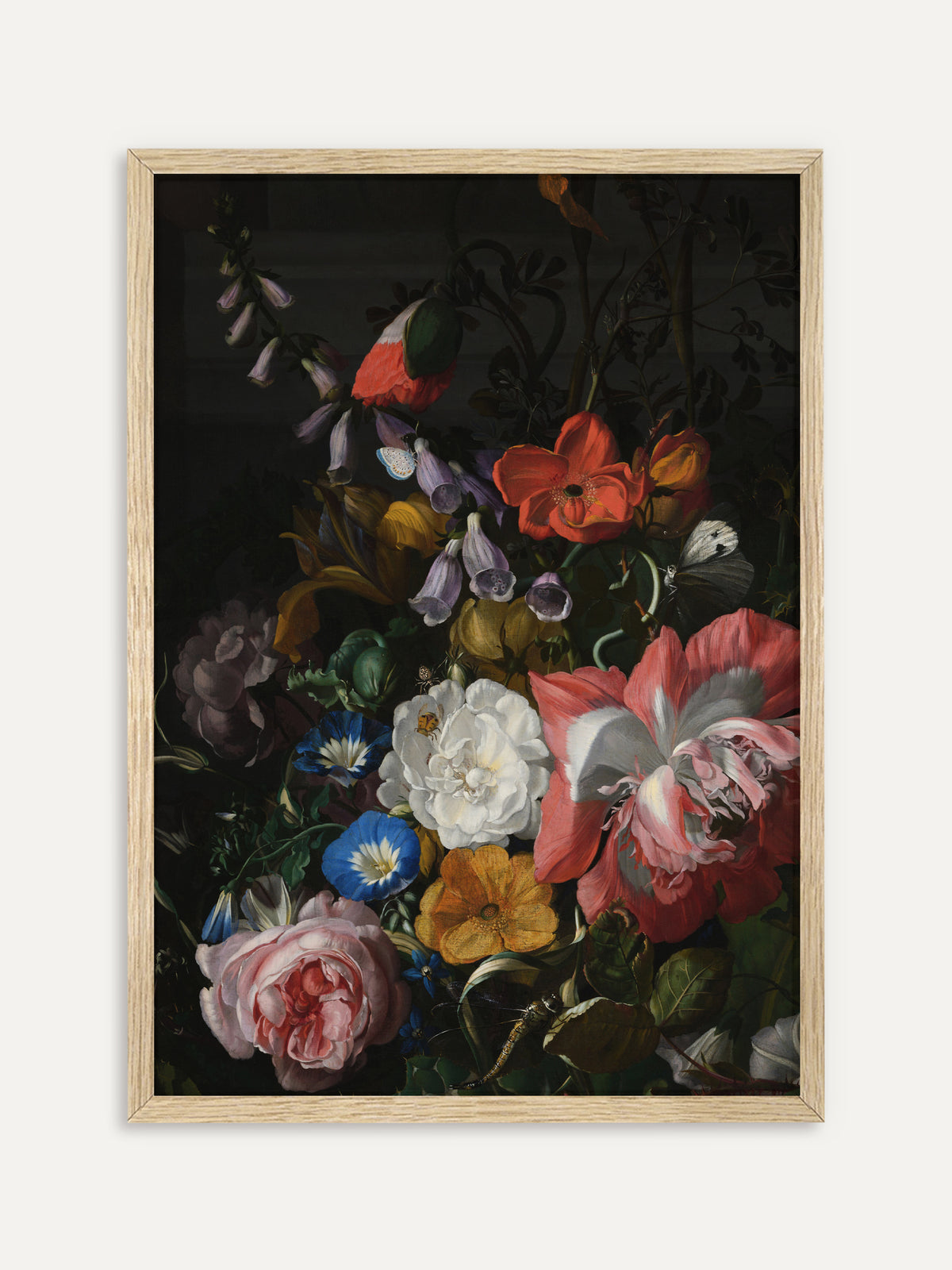 Kunstdruck, der rosa und weiße Rosen, roten Mohn, blaue Prunkwinden und violetten Fingerhut vor dunklem Hintergrund zeigt, dazu Schmetterlinge und eine Libelle. Der Rahmen aus hellem Holz lässt das barocke Motiv leichter wirken. #Rahmen_Helles Holz