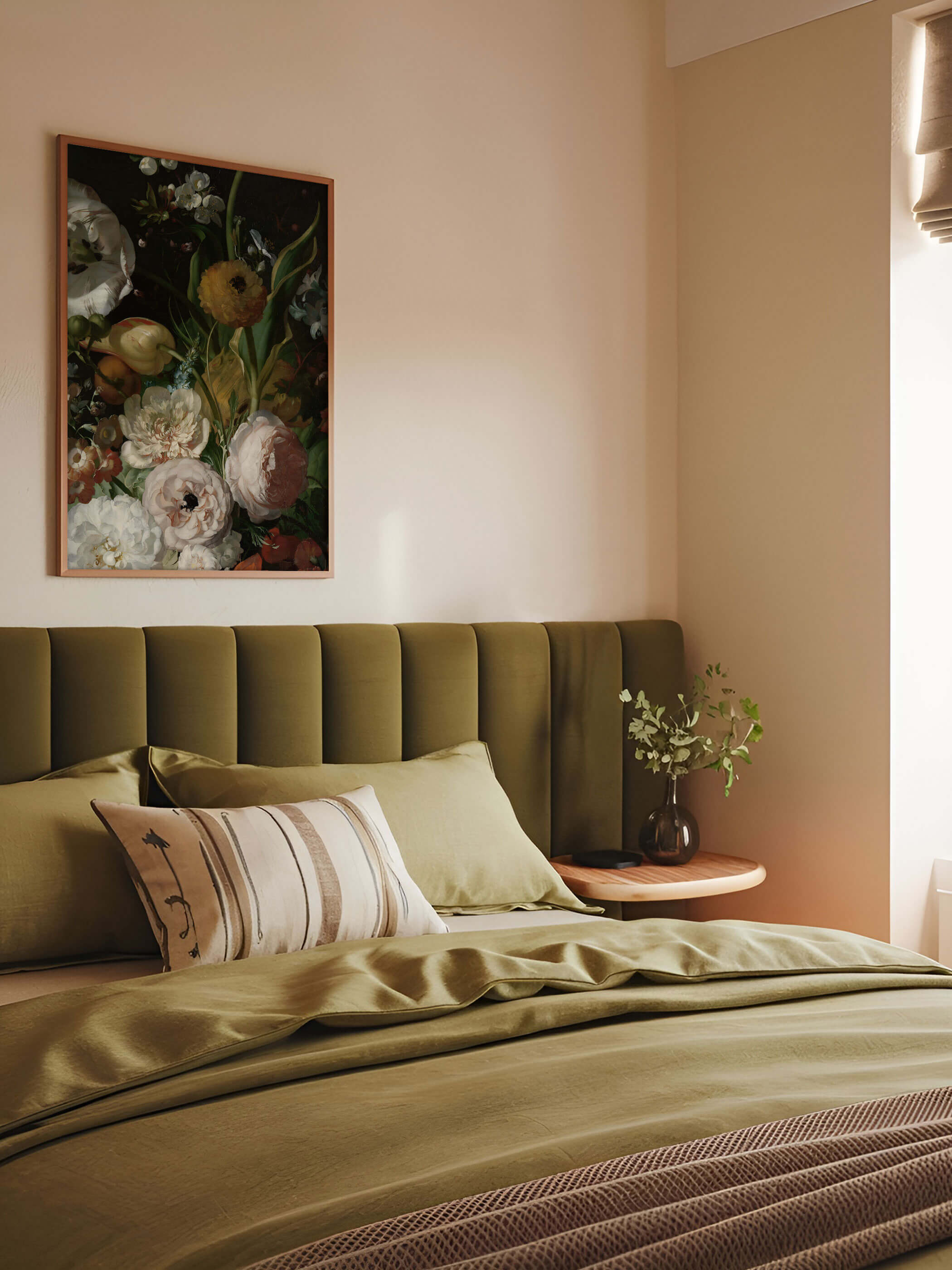 Gerahmter Kunstdruck mit barockem Blumenstillleben hängt über einem olivgrünen Samt-Bett mit gestreiften Kissen. Das gedämpfte, warme Motiv fügt sich harmonisch in die erdige Schlafzimmergestaltung ein.