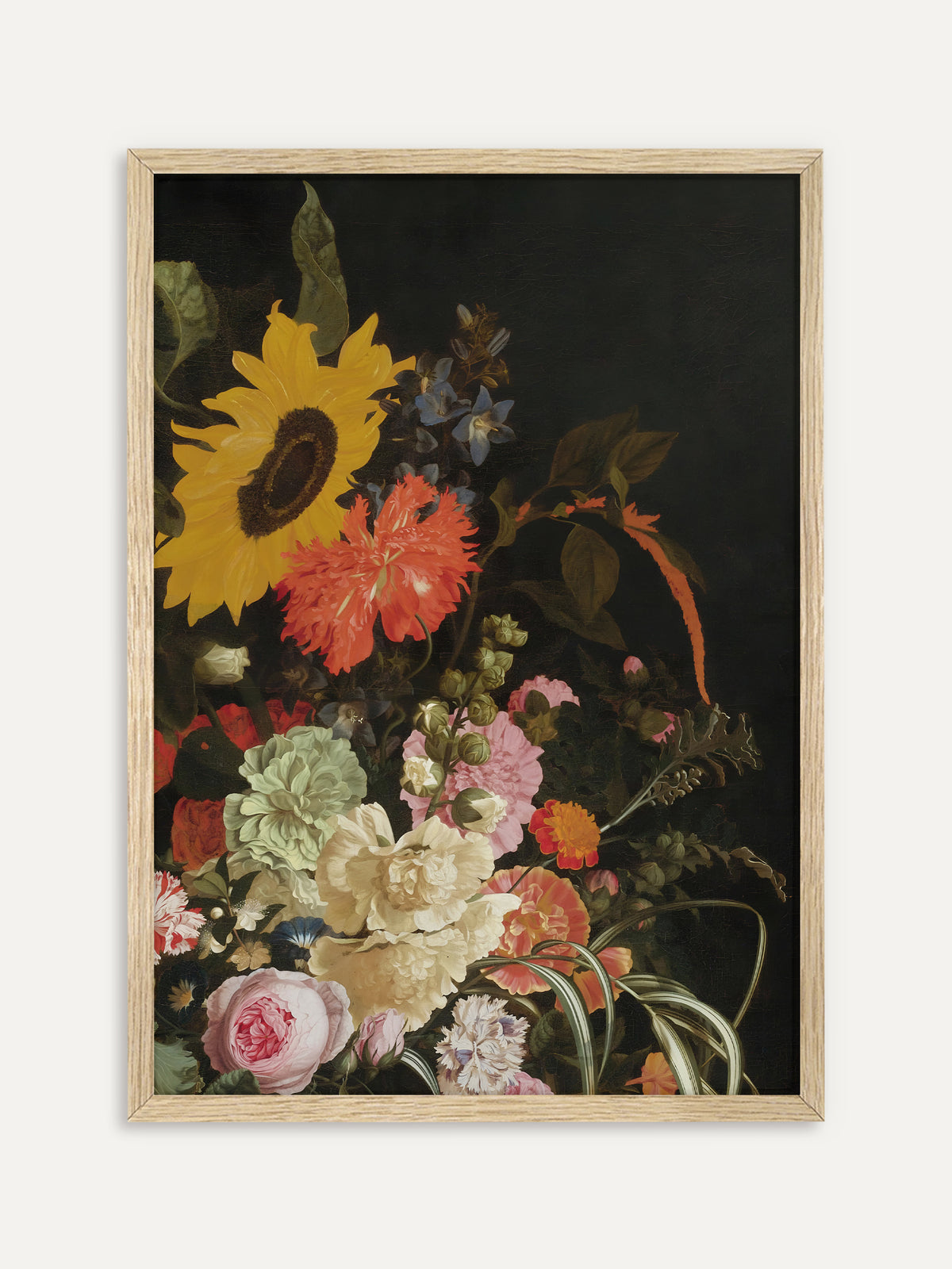 Kunstdruck, der eine gelbe Sonnenblume, eine orangerote Nelke, rosa und cremeweiße Stockrosen, eine rosa Rose und gestreifte Gräser vor tiefschwarzem Hintergrund zeigt. Der Rahmen aus hellem Holz bringt das Sonnengelb zur Geltung. #Rahmen_Helles Holz