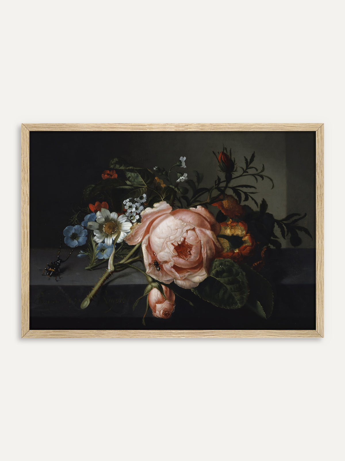 Kunstdruck, der eine große rosafarbene Rose mit Knospe, blaue und weiße Blüten und einen Käfer auf einer Steinplatte vor dunklem Hintergrund zeigt. Im Rahmen aus hellem Holz wirkt das barocke Blumenstillleben etwas leichter. #Rahmen_Helles Holz