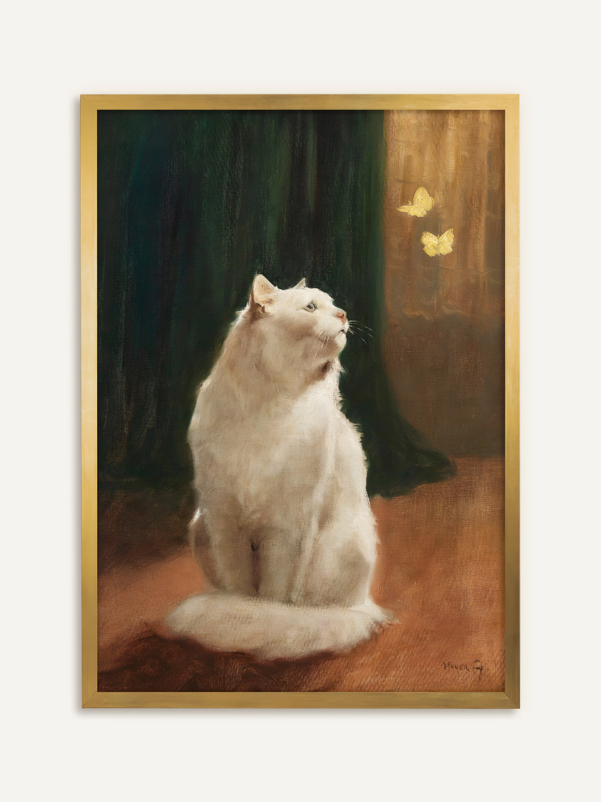 Wandbild, das eine weiße Langhaarkatze zeigt, die vor einem dunkelgrünen Vorhang auf rotbraunem Boden sitzt und zu zwei gelben Schmetterlingen im goldenen Licht aufblickt. Im goldenen Rahmen leuchten die Schmetterlinge noch stärker. #Rahmen_Gold