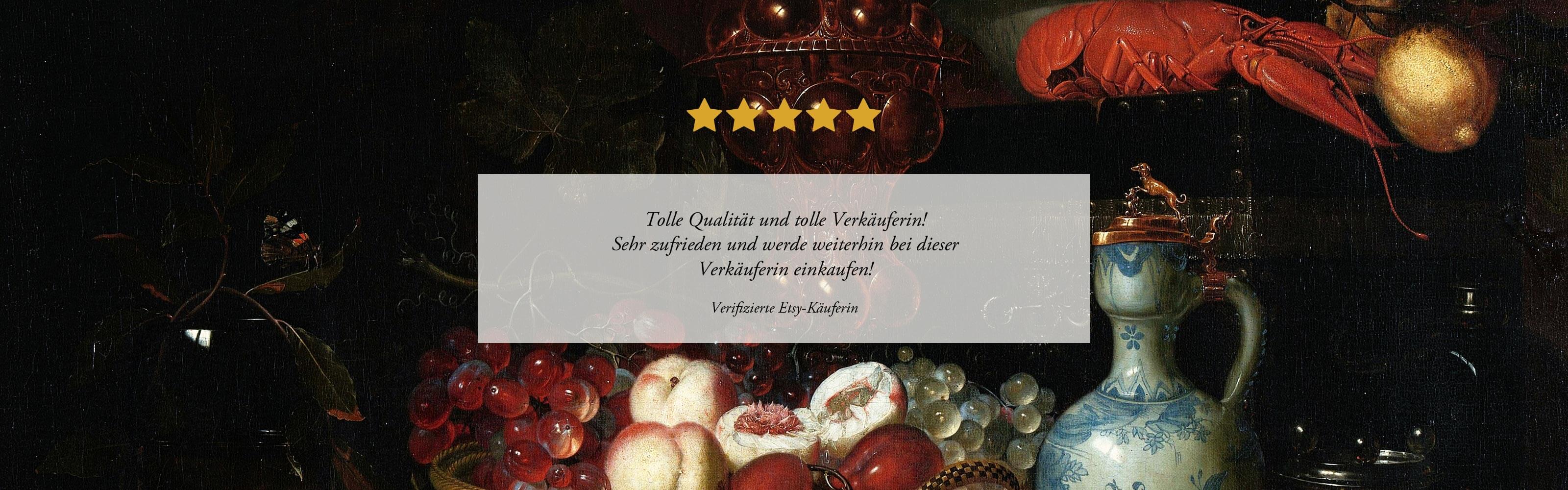 Fünf-Sterne-Bewertung eines Kunstdrucks auf Etsy. Im Hintergrund ist ein klassisches Stillleben mit Früchten, einem Hummer und dekorativen Objekten zu sehen. Die Bewertung lobt die hohe Qualität des Drucks und den ausgezeichneten Service der Verkäuferin und deutet auf zukünftige Einkäufe hin. Zitat von verifizierter Etsy-Käuferin.