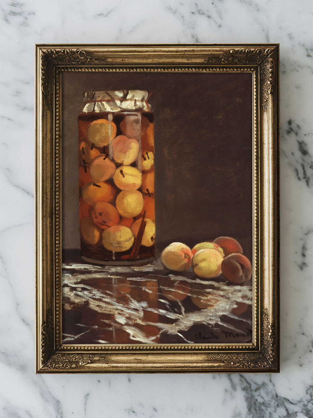 Nahaufnahme eines Vintage Stilllebens eines Glases eingelegter Pfirsiche, eingefasst in einen kunstvollen Goldrahmen, der auf einer Marmorplatte liegt. Der Kunstdruck zeigt das leuchtende Orange der Pfirsiche und spiegelt die warme Ästhetik eines klassischen Stilllebens wider.