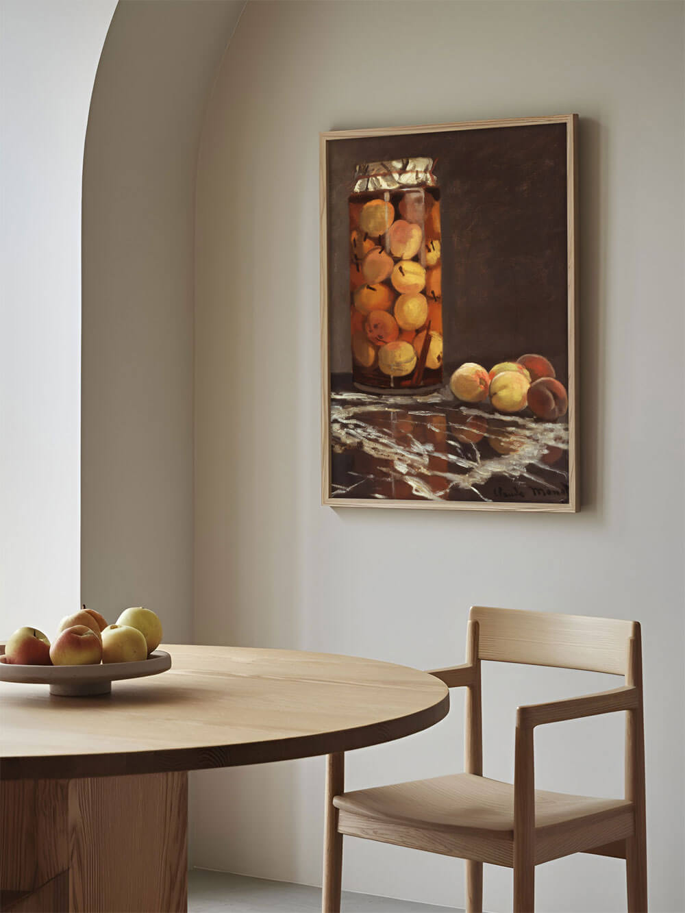Vintage Stillleben Kunstdruck mit eingelegten Pfirsichen, stilvoll gerahmt und in einem modernen Esszimmer mit minimalistischem Holztisch aufgehängt. Der Kunstdruck harmoniert perfekt mit der eleganten Einrichtung und bringt eine warme, einladende Atmosphäre in den Raum.
