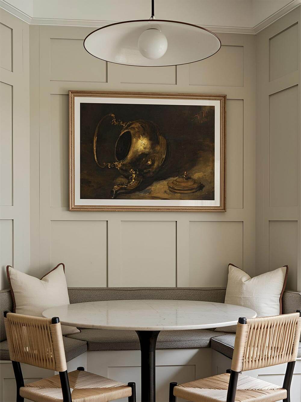 Barockes Stillleben mit goldener Kanne als stilvoller Akzent in modernem Esszimmer. Die dunkle Komposition wirkt edel in klassischem Holzrahmen an beigefarbener Wand.