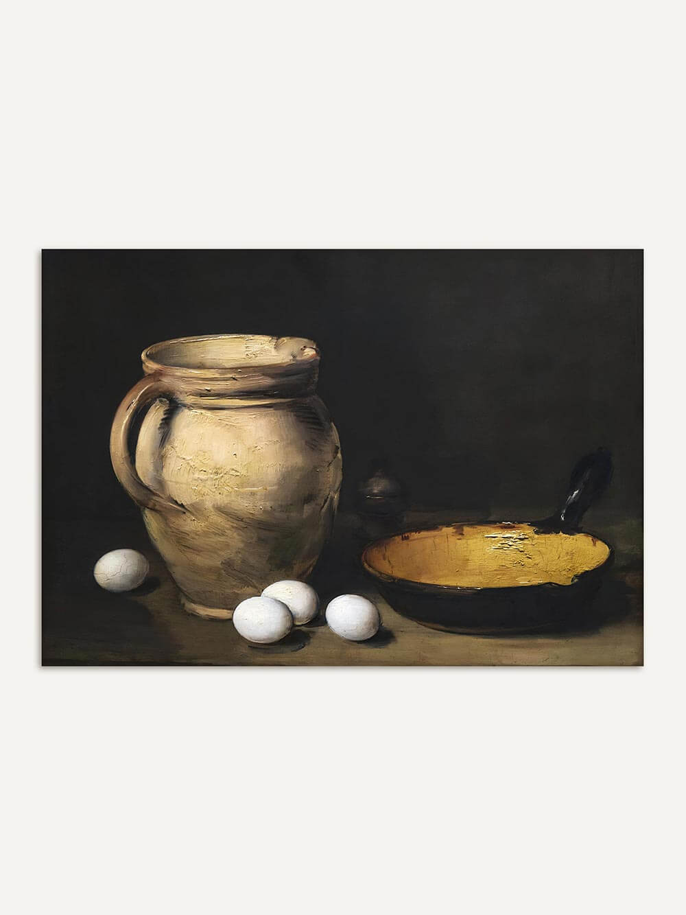 Stillleben-Kunstdruck mit rustikalem Krug, Eiern und Pfanne, inspiriert von klassischen Ölgemälden, mit warmen Erdtönen und dunklem Hintergrund – zeitlose Wanddekoration für Küchen oder Esszimmer.