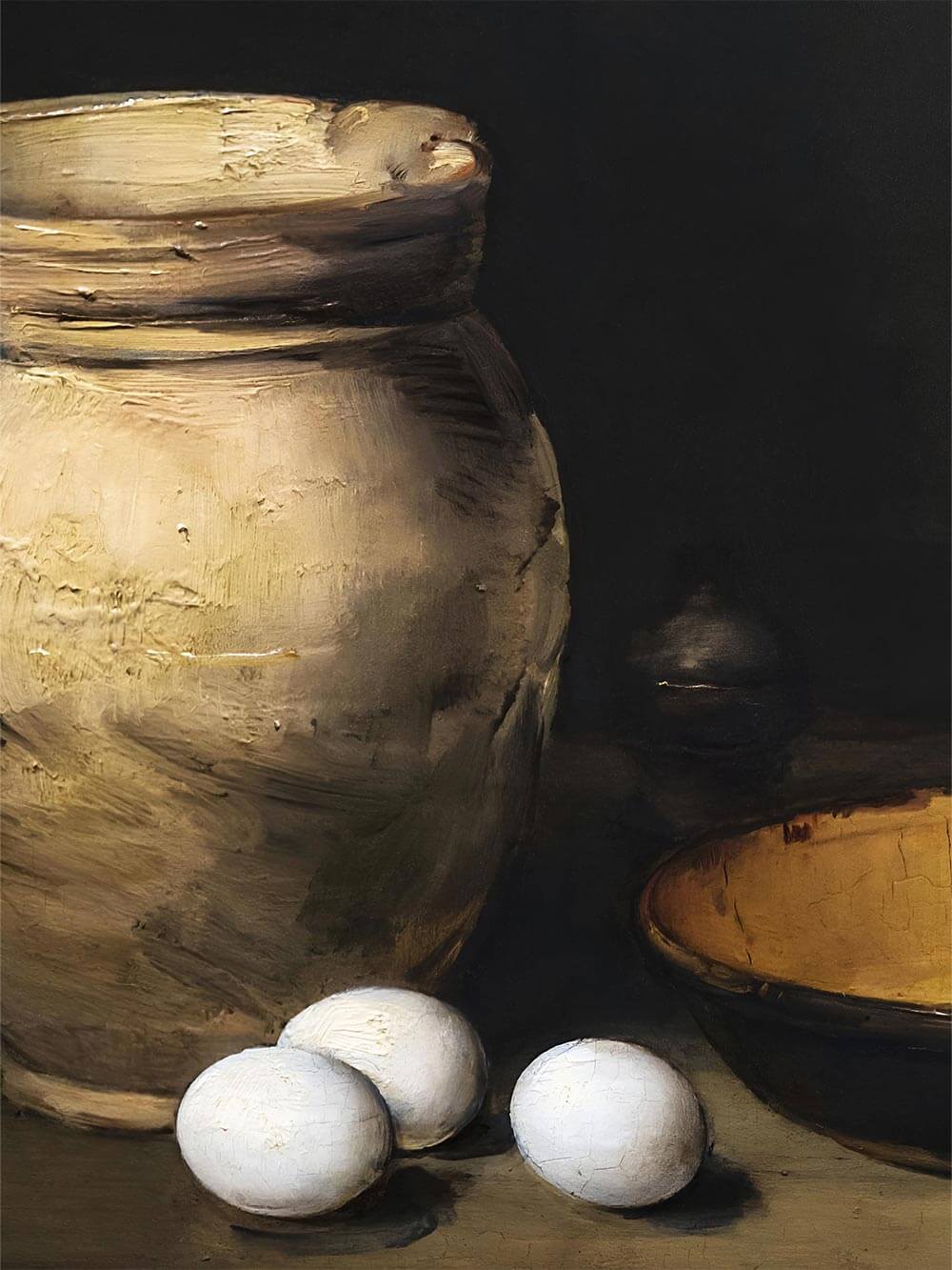 Nahaufnahme eines rustikalen Stilllebens-Kunstdrucks mit detailliert gemaltem Keramikkrug, weißen Eiern und gelber Pfanne auf dunklem Hintergrund – meisterhafte Licht- und Schattenspiele.