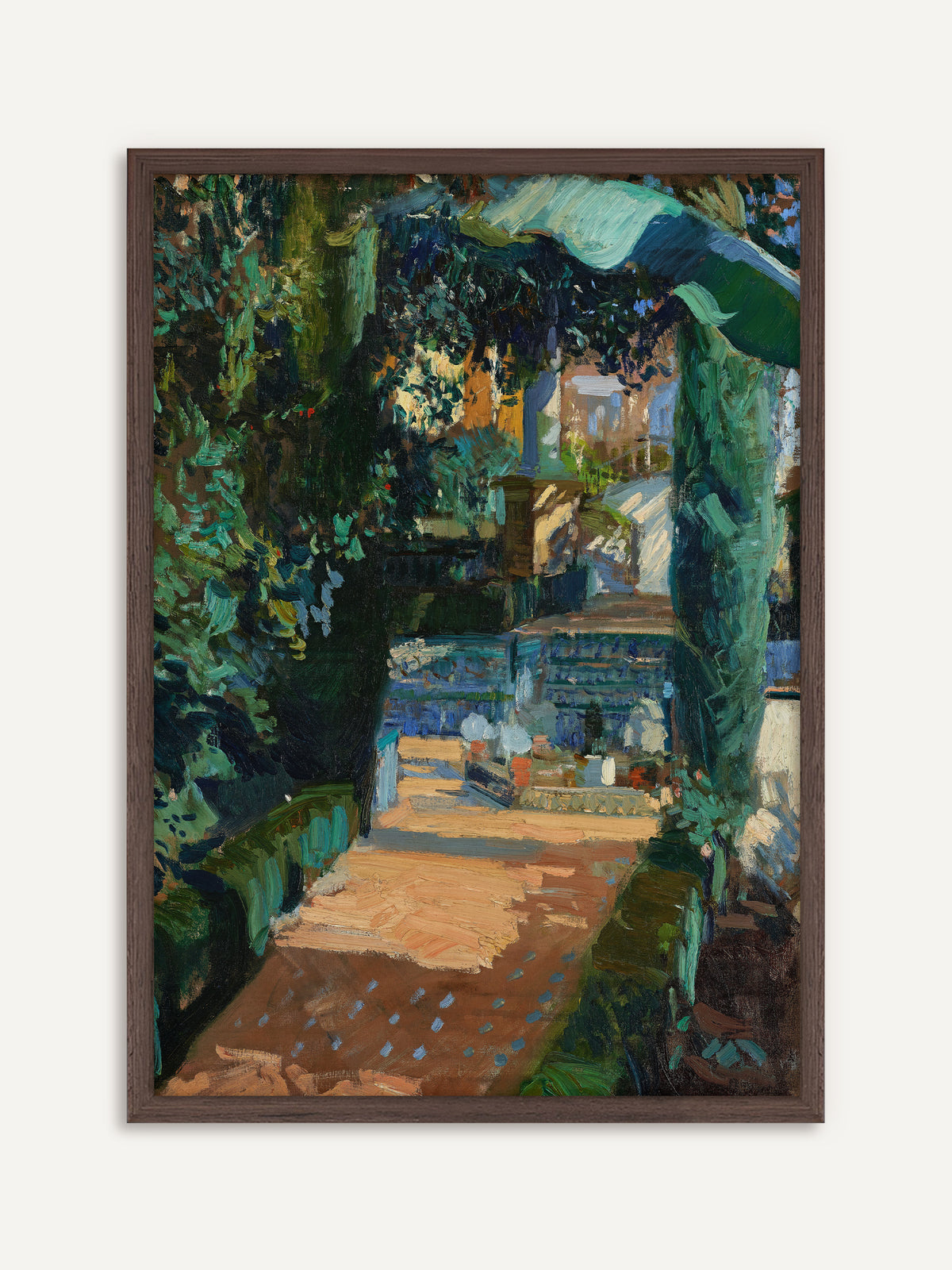 Poster, das einen sonnigen Gartenweg zeigt, der zwischen dunkelgrünen Zypressen und dichtem Laub zu einer Terrasse mit blauen Fliesen und Blumentöpfen führt. Der Rahmen aus dunklem Holz greift das tiefe Grün der Zypressen auf und gibt dem Motiv eine moody Note. #Rahmen_Dunkles Holz