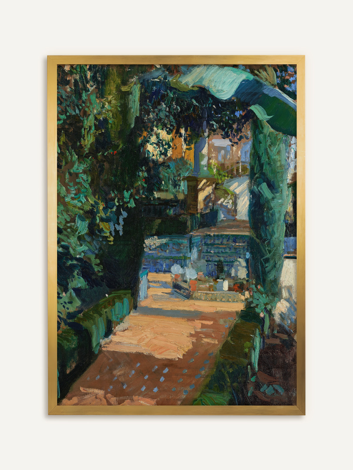 Wandbild, das einen sonnigen Gartenweg zeigt, der zwischen dunkelgrünen Zypressen und dichtem Laub zu einer Terrasse mit blauen Fliesen und Blumentöpfen führt. Im goldenen Rahmen leuchten die warmen Sonnenflecken auf dem Weg wie in einem antiken Gemälde. #Rahmen_Gold