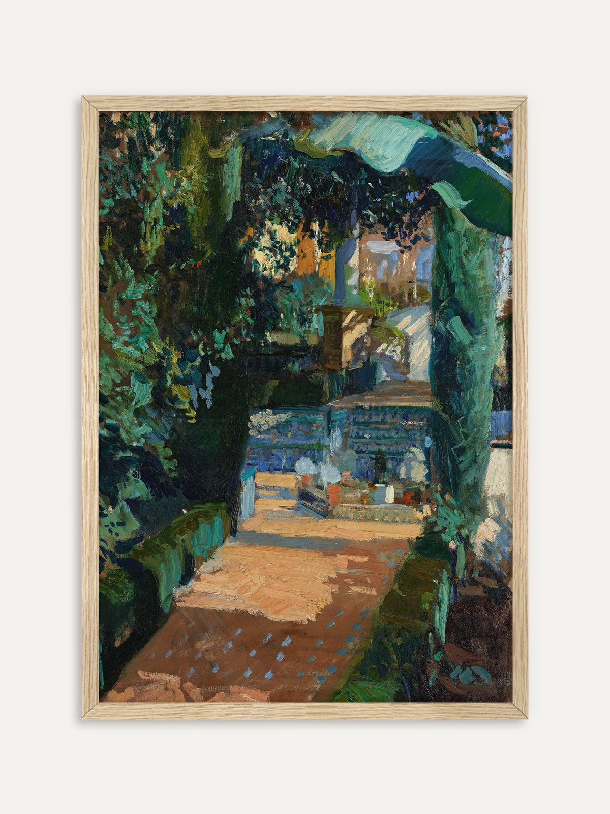 Kunstdruck, der einen sonnigen Gartenweg zeigt, der zwischen dunkelgrünen Zypressen und dichtem Laub zu einer Terrasse mit blauen Fliesen und Blumentöpfen führt. Im Rahmen aus hellem Holz wirkt der mediterrane Garten sommerlich leicht. #Rahmen_Helles Holz