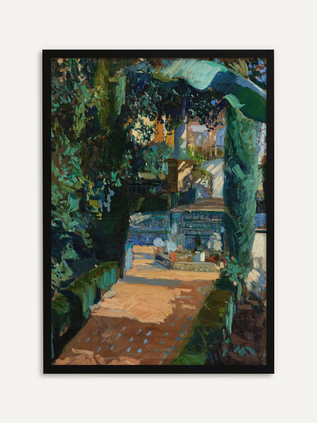 Gerahmtes Poster, das einen sonnigen Gartenweg zeigt, der zwischen dunkelgrünen Zypressen und dichtem Laub zu einer Terrasse mit blauen Fliesen und Blumentöpfen führt. Mit schwarzem Rahmen wirkt das impressionistische Gartenmotiv klar und modern. #Rahmen_Schwarz